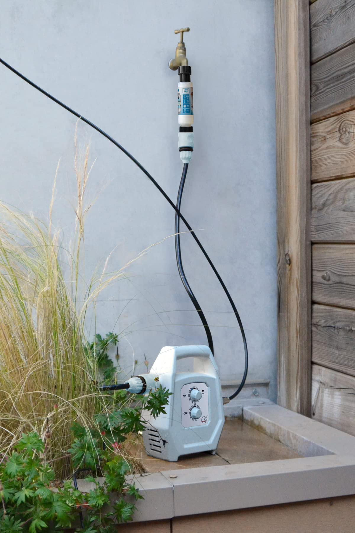Jardibric – Kit de nebulización KPBRU20 – Brumizador – Bomba programable hasta 40 bares, 14,5 m, 7 boquillas antigoteo y filtro antical incluido – Refrescar eficazmente el aire