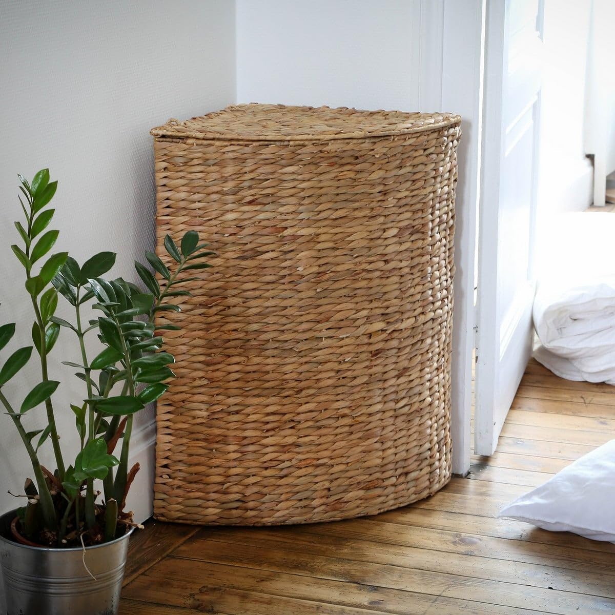 Calicosy - Panier À Linge d'angle - Jacinthe d'eau - Matière Naturelle Robuste - avec Couvercle Et Anses - Salle De Bain, Buanderie, Chambre - Larges Dimensions - L 40 x l 40 x H 65 cm