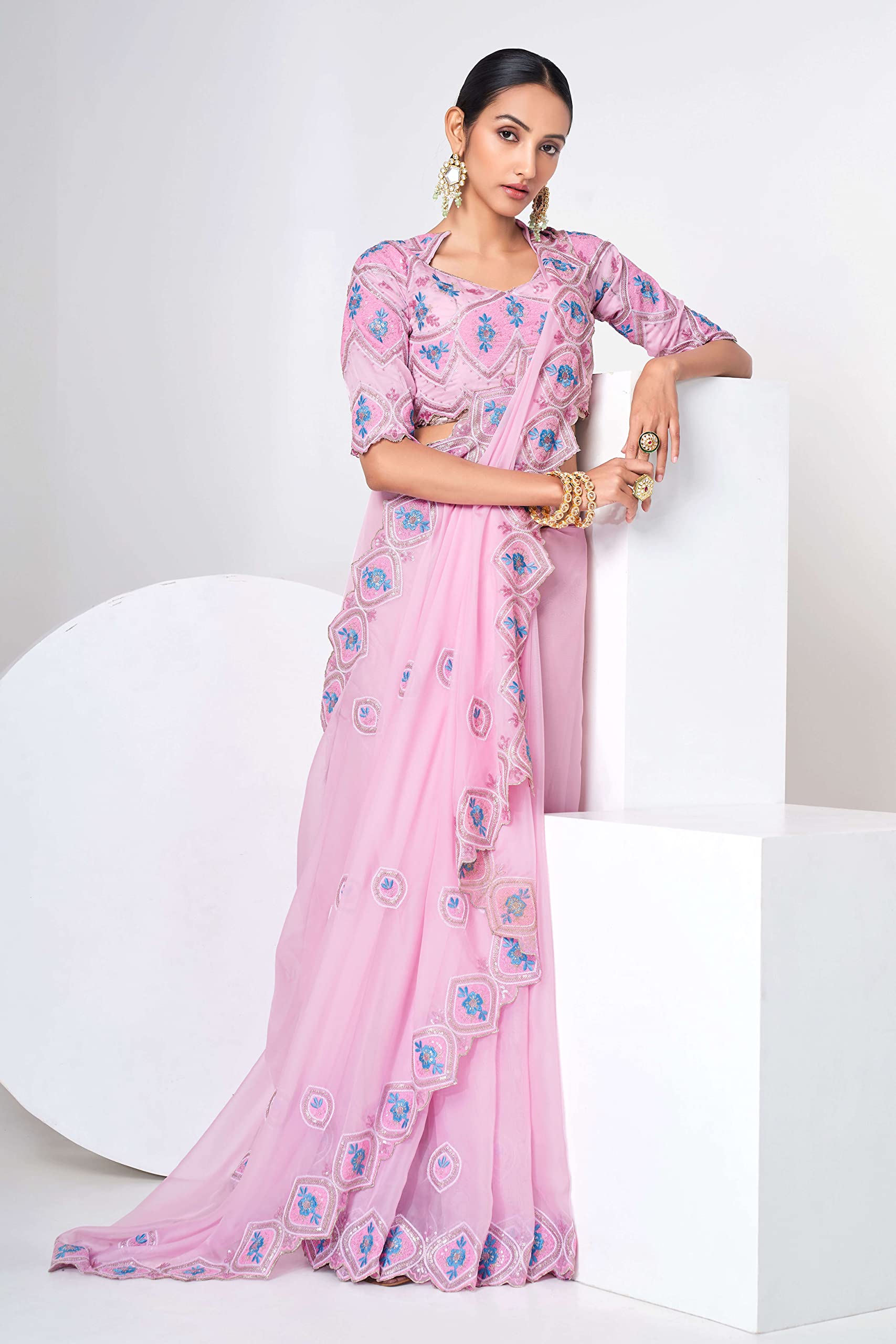 FUSIONIC This baby pink saree features a beautiful organza base, which adds a subtle sheen and delicate texture to the fabric. 3