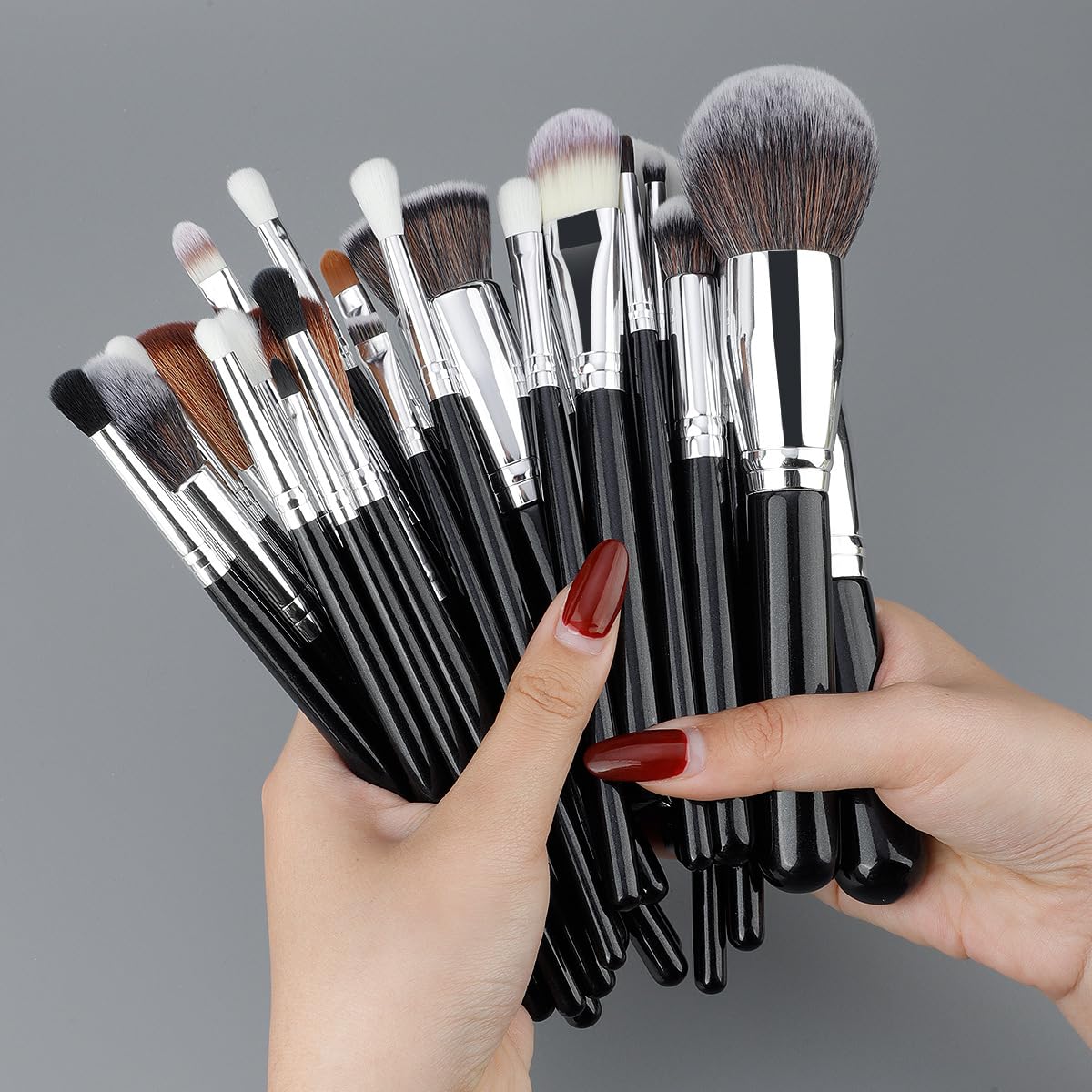 MIPPO® Lot de 30 pinceaux de maquillage avec sac de rangement portable | Ensemble de pinceaux noirs et blancs pour un maquillage impeccable
