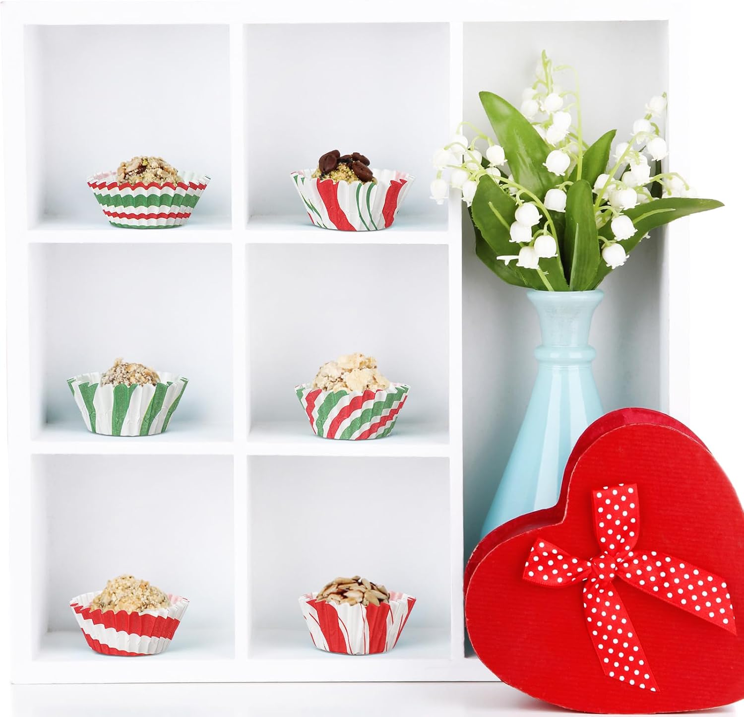 Didaey 600 Pcs Christmas Party Cupcake Liners Christmas Paper Baking Cups Mini Muffin Liners Small Cupcake Wrappers Xmas Paper Candy Cups for Santa Holiday Chocolate Cake Making Supplies (Classic)