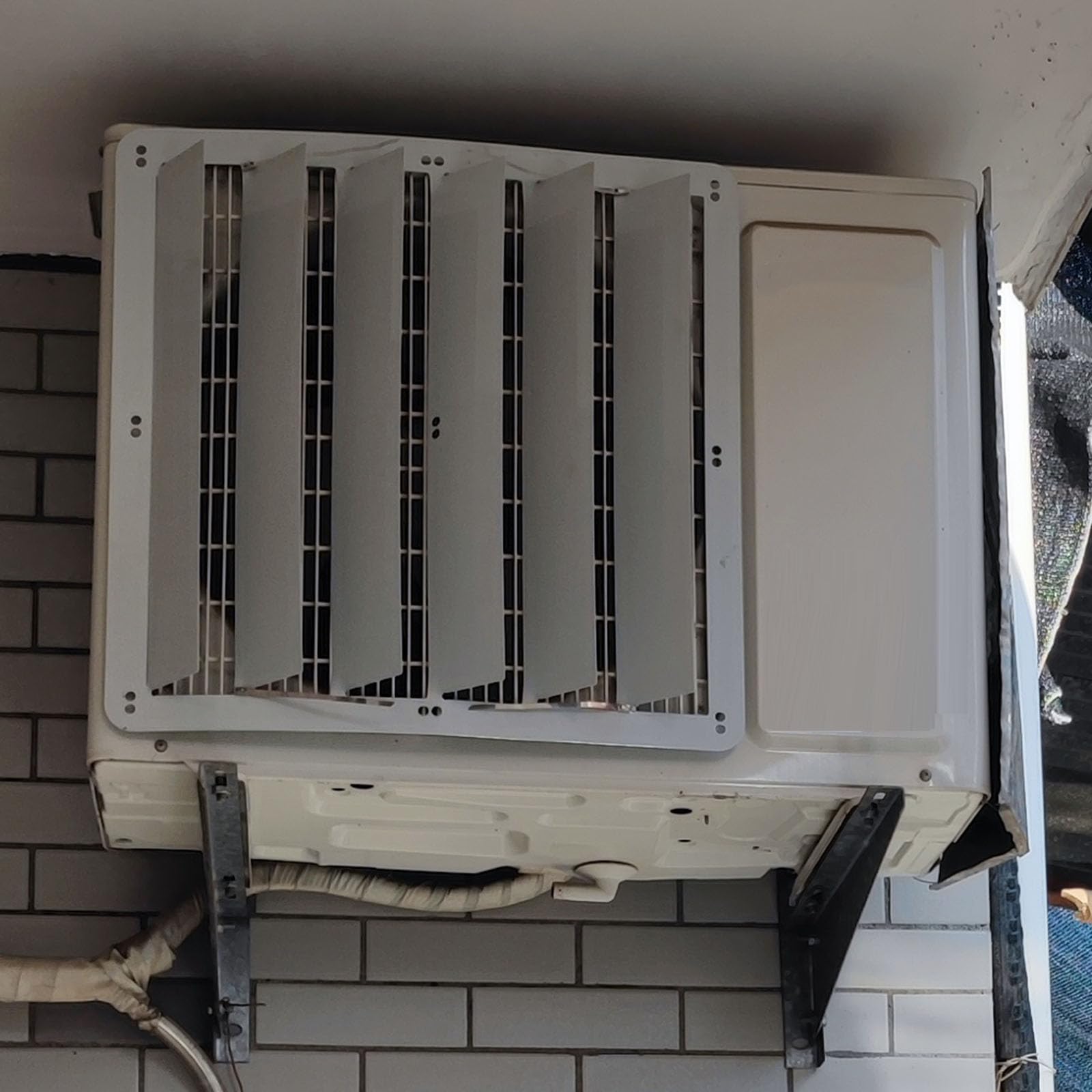 Edelstahl-Klimaanlagen-Abweiser für Außeneinheiten, AC-Kondensator-Entlüftungsabdeckung Schutzzaun für Klimaanlagen Luftleitklappenabdeckung, Anti-Direktblas-Windleitabdeckung