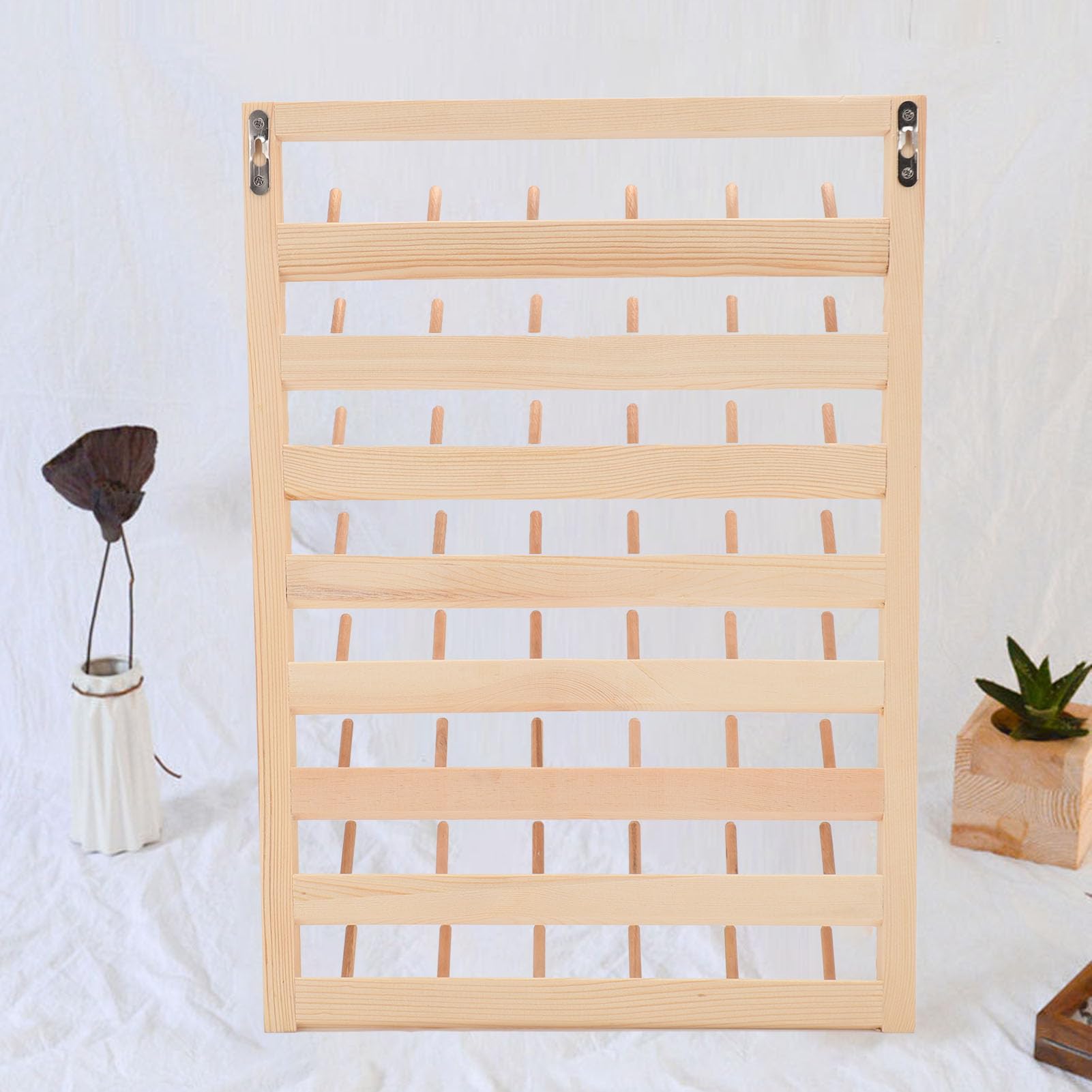 Porta rocchetti per filo da cucito da 48 pezzi, supporto da parete con ganci, organizer in legno da parete per quilting, gioielli e ricamo