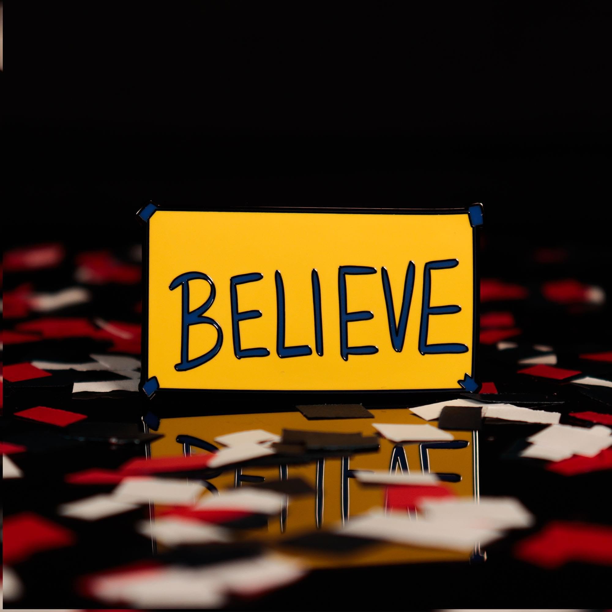 Ted Lasso "Believe" - Pin de solapa esmaltado oficial inspirado en la exitosa serie de televisión, coleccionable motivacional para fanáticos, amantes de la televisión y compradores de regalos