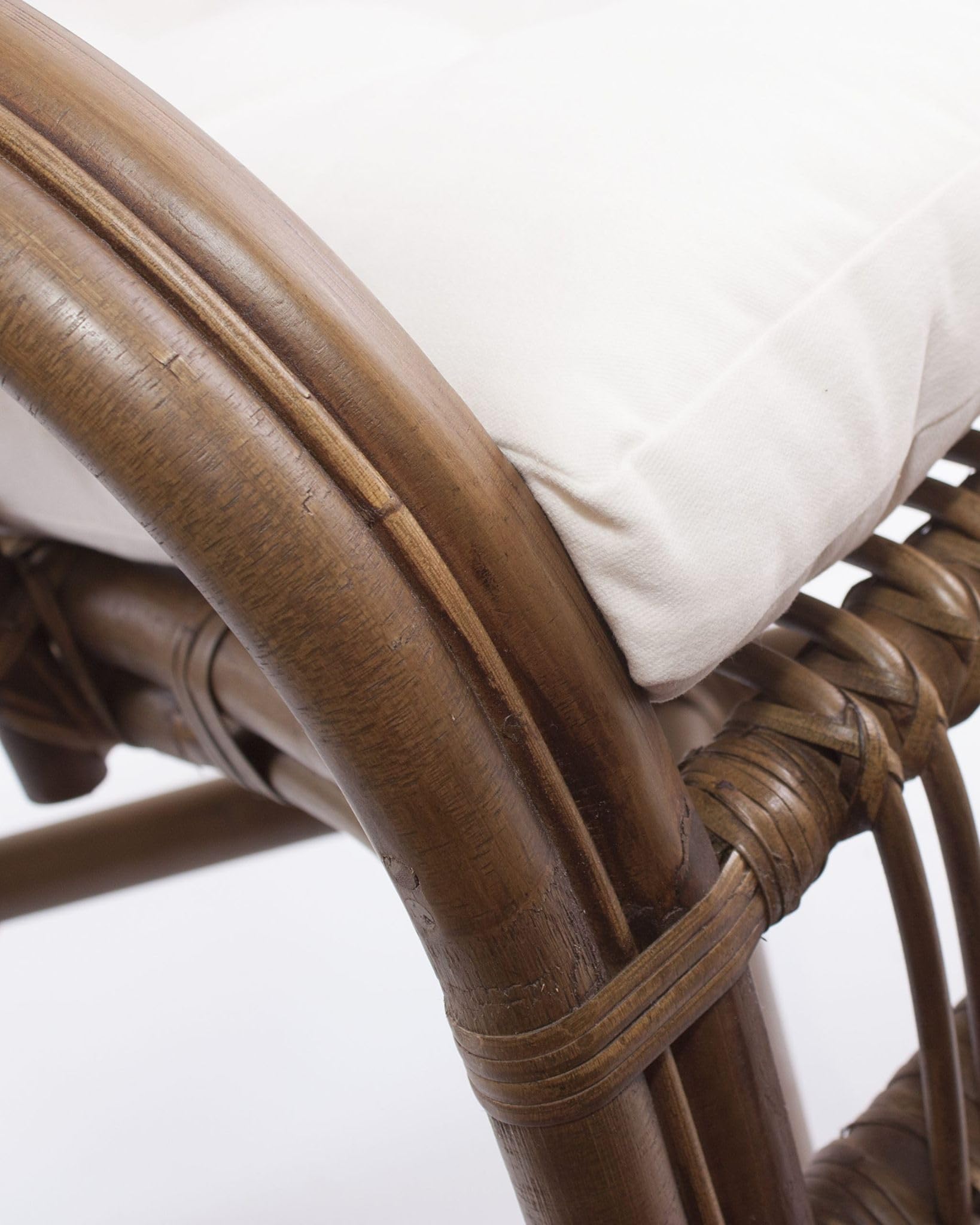 DiKasa Poltrona in Giunco con Cuscino Trapuntato Bianco, Poltrona Rustica Marrone per Interni e Verande Coperte, Seduta Leggera e Resistente, Design Naturale ed Elegante, 57x62x90 cm