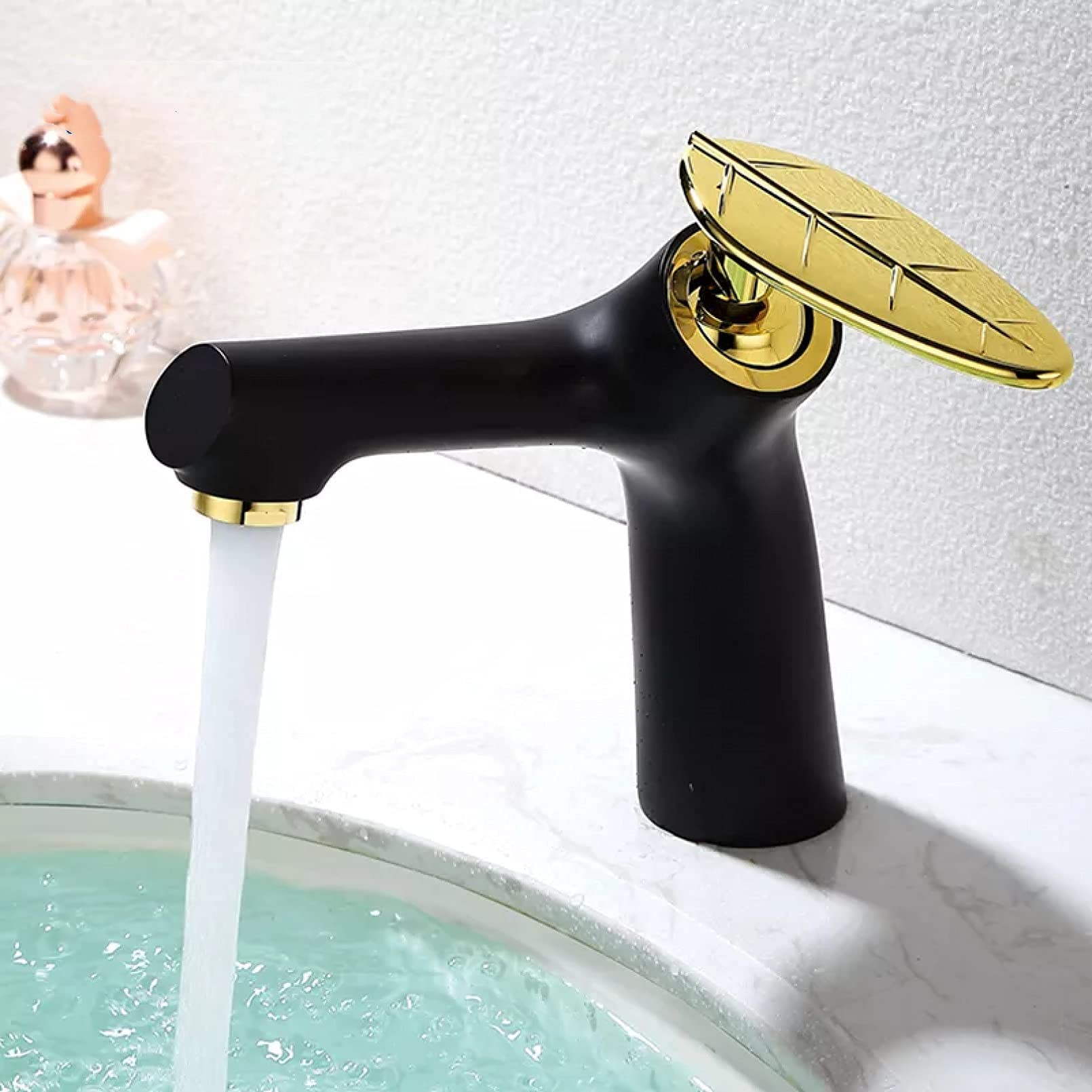 Robinet de lavabo noir et or pour rénover une salle de bain moderne