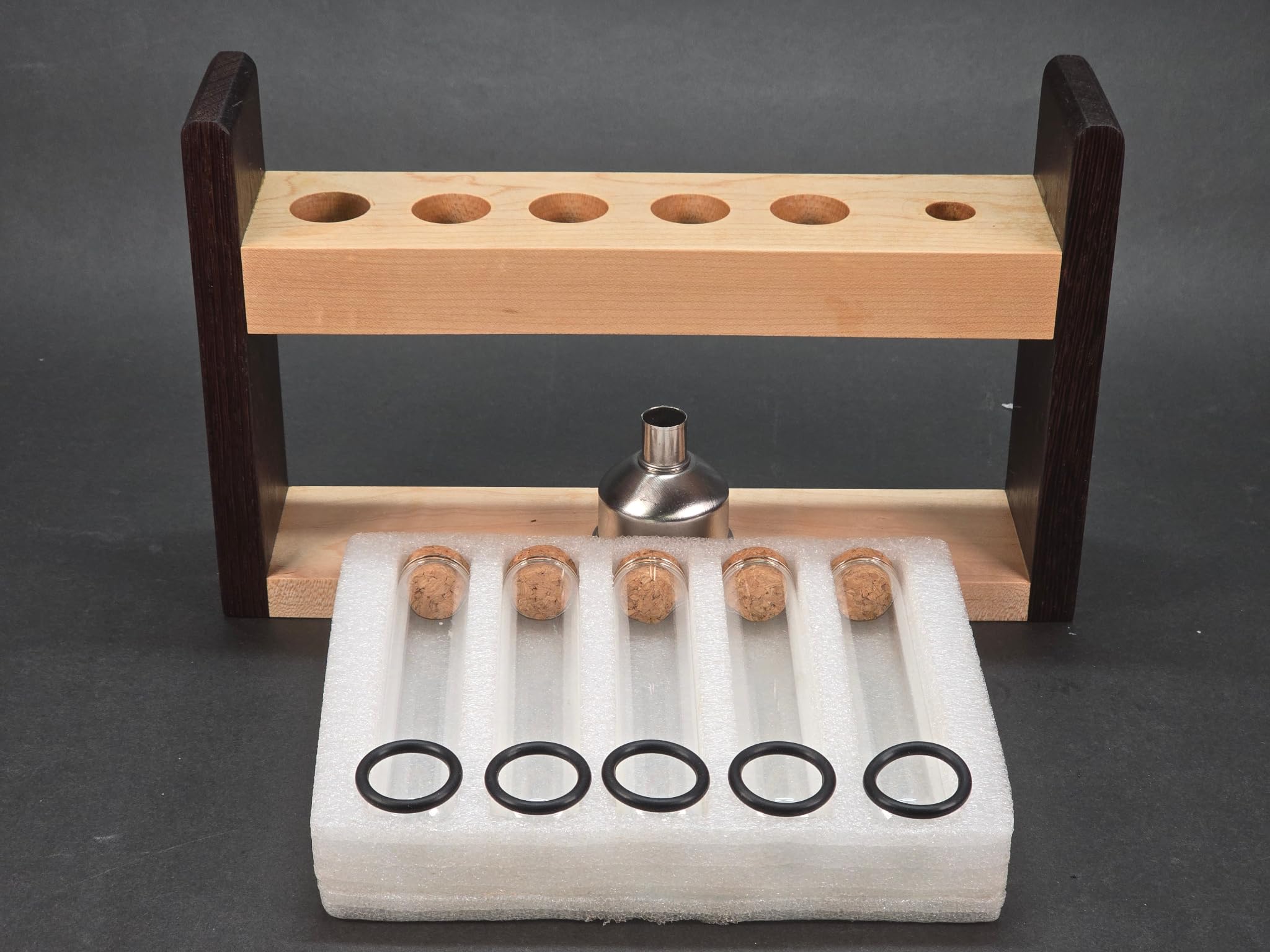 Handgefertigtes Reagenzglas-Gewürzregal mit Trichter, Wenge/Ahorn | Schwimmende Glasfläschchen für Seasoniong, Badesalzaufbewahrung, Pflanzenvermehrungsröhrchen, moderne Küchendekoration