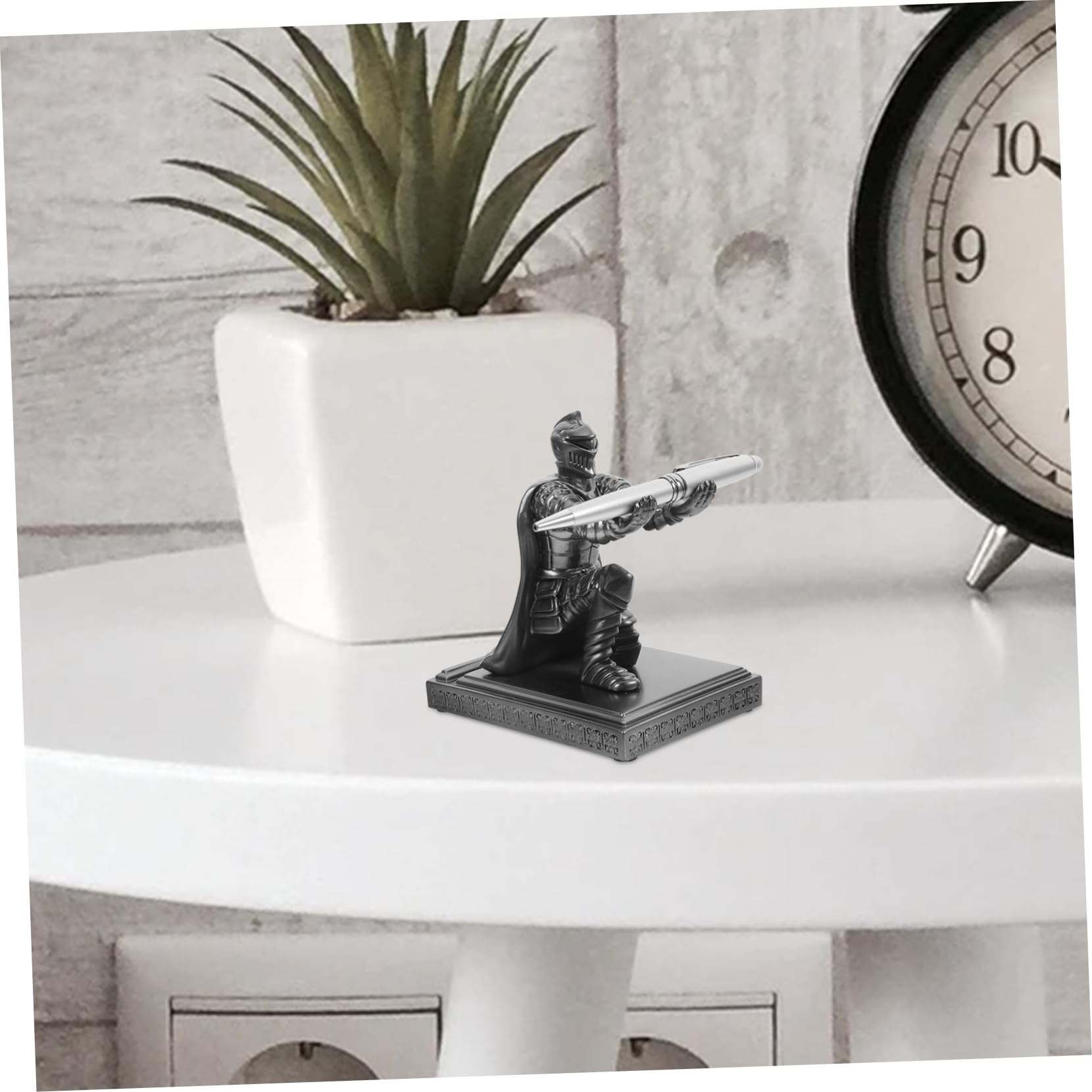 DOITOOL Portapenne Statua Cavaliere in Resina Portapenne Singolo Per Supporto Multifunzionale Per Ufficio e Casa Decorazione Scrivania