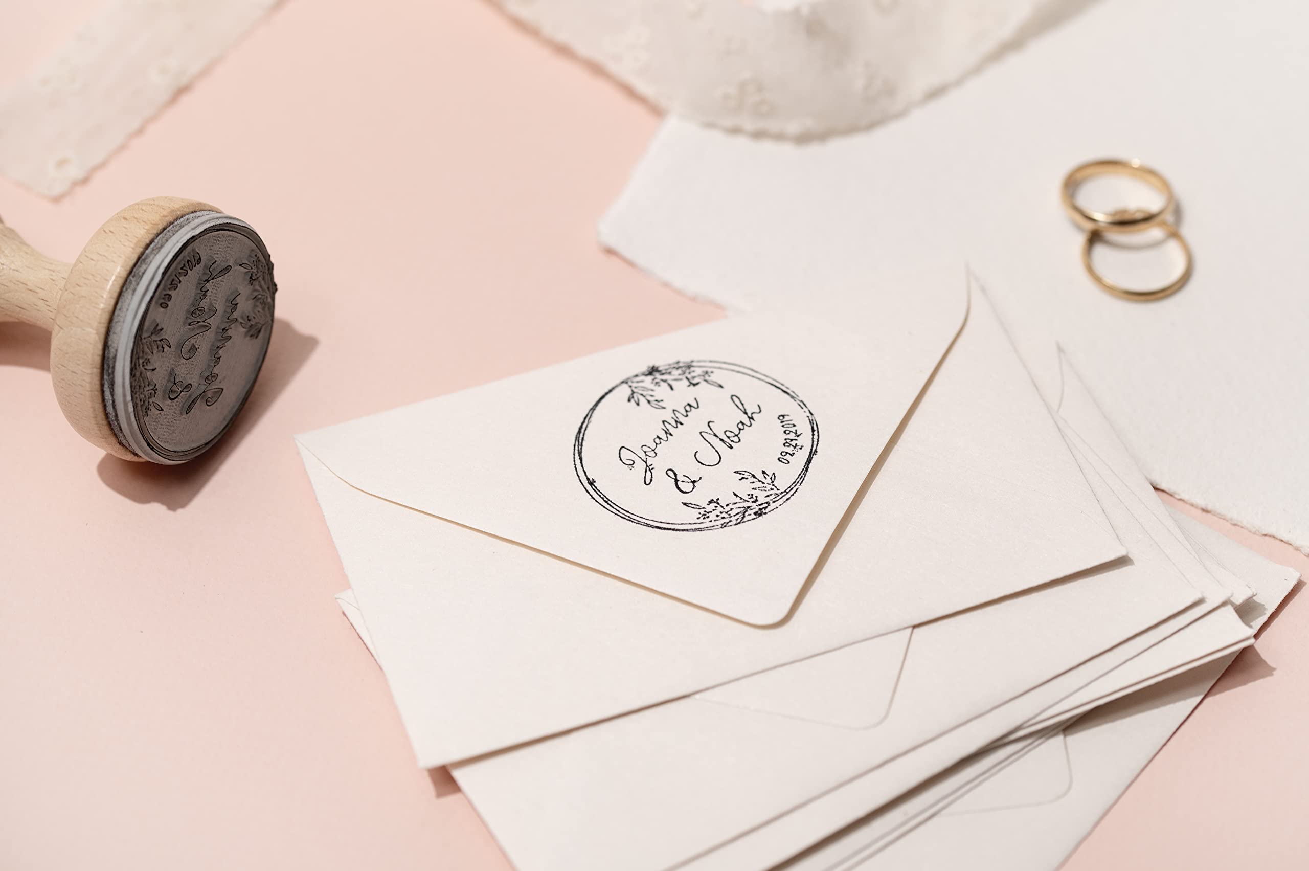 Stamp by Me | Sello Personalizado para Boda | 12 Diseños Exclusivos | Sello de Madera | Ideal para Sobres e Invitaciones de Boda | Con Tampón de Tinta | Nombres y Fecha | Corona de Flores Circular