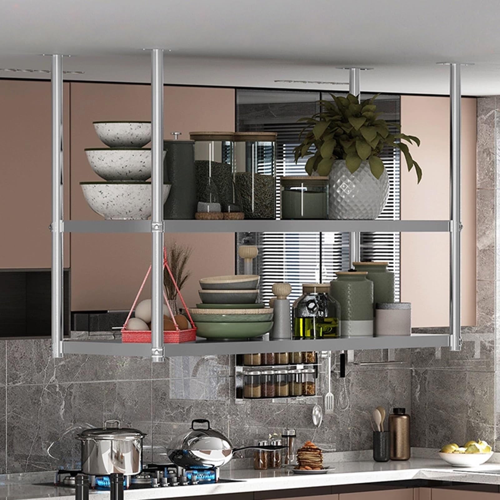Étagère de plafond flottante en acier pour sublimer votre bar ou restaurant