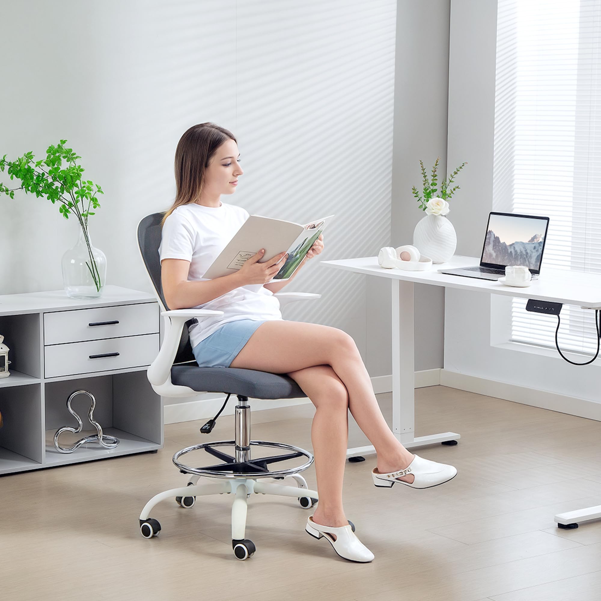HOMCOM Silla de oficina ergonómica con reposapiés ajustable y reposabrazos elevables, Silla de dibujo con respaldo de malla, altura ajustable, reposabrazos altos, giratoria 360°, gris