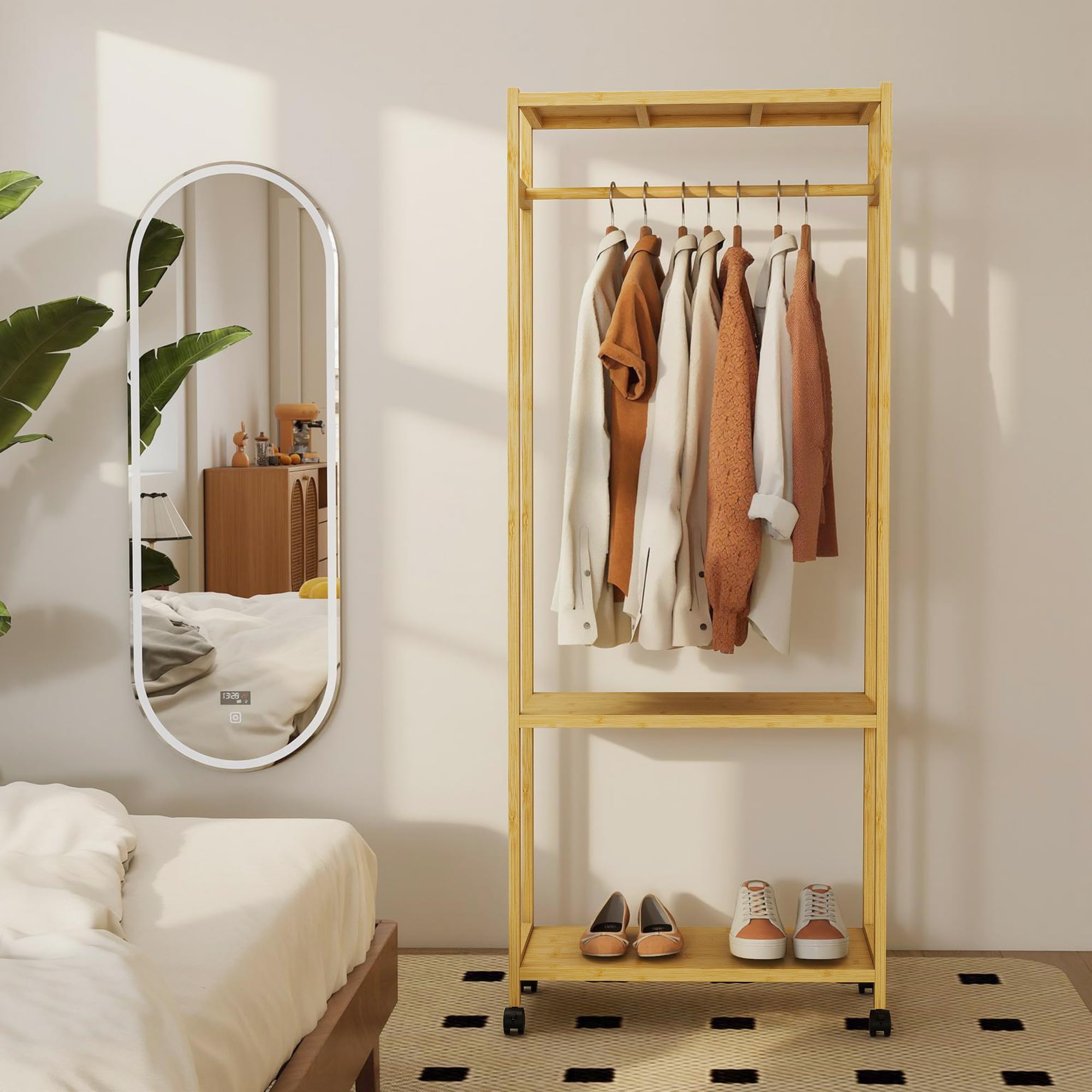 HOMCOM Stand Appendiabiti da Terra con Barra 70x35x175 cm Legno Naturale | 4 Ruote, Attaccapanni da Terra Salvaspazio, Ripiani Inferiori in Bambù, per Soggiorno, Camera da Letto