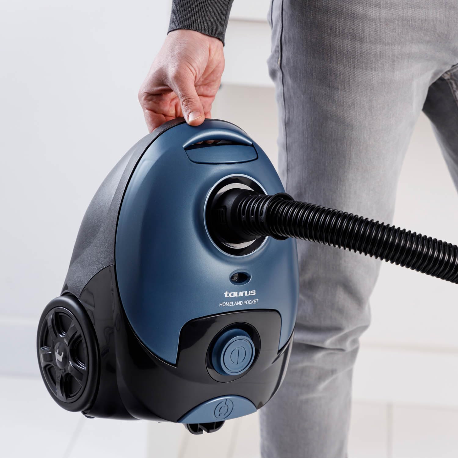Taurus – Aspirador con Bolsa Homeland Pocket 700W | Radio de acción 7,6 m | Filtro HEPA 13 Aire Limpio | Zapata Dual Pro Air para suelos duros, alfombras y parquet | Bolsas ECO Reutilizables | Accesor