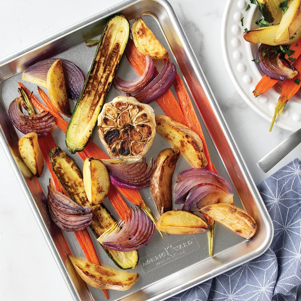 Nordic Ware Naturals Baker's - Cuarto de hoja con tapa, bandeja de aluminio para hornear, utensilios para hornear y recalentar comidas pequeñas, fabricado en los Estados Unidos, color plateado