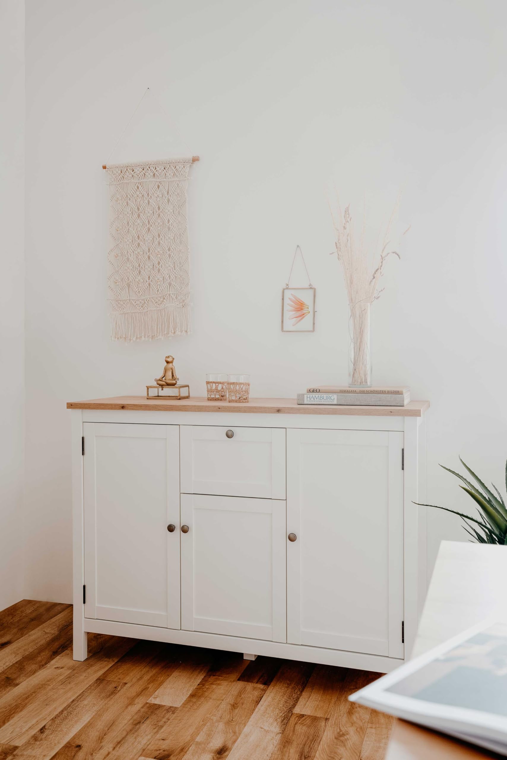 Landhaus Sideboard (B/H/T: 120 x 90 x 40 cm) 3 Rahmentüren, 1 Schubkasten | Stollenfüße | Metallbeschläge antik | Magnetverschluss