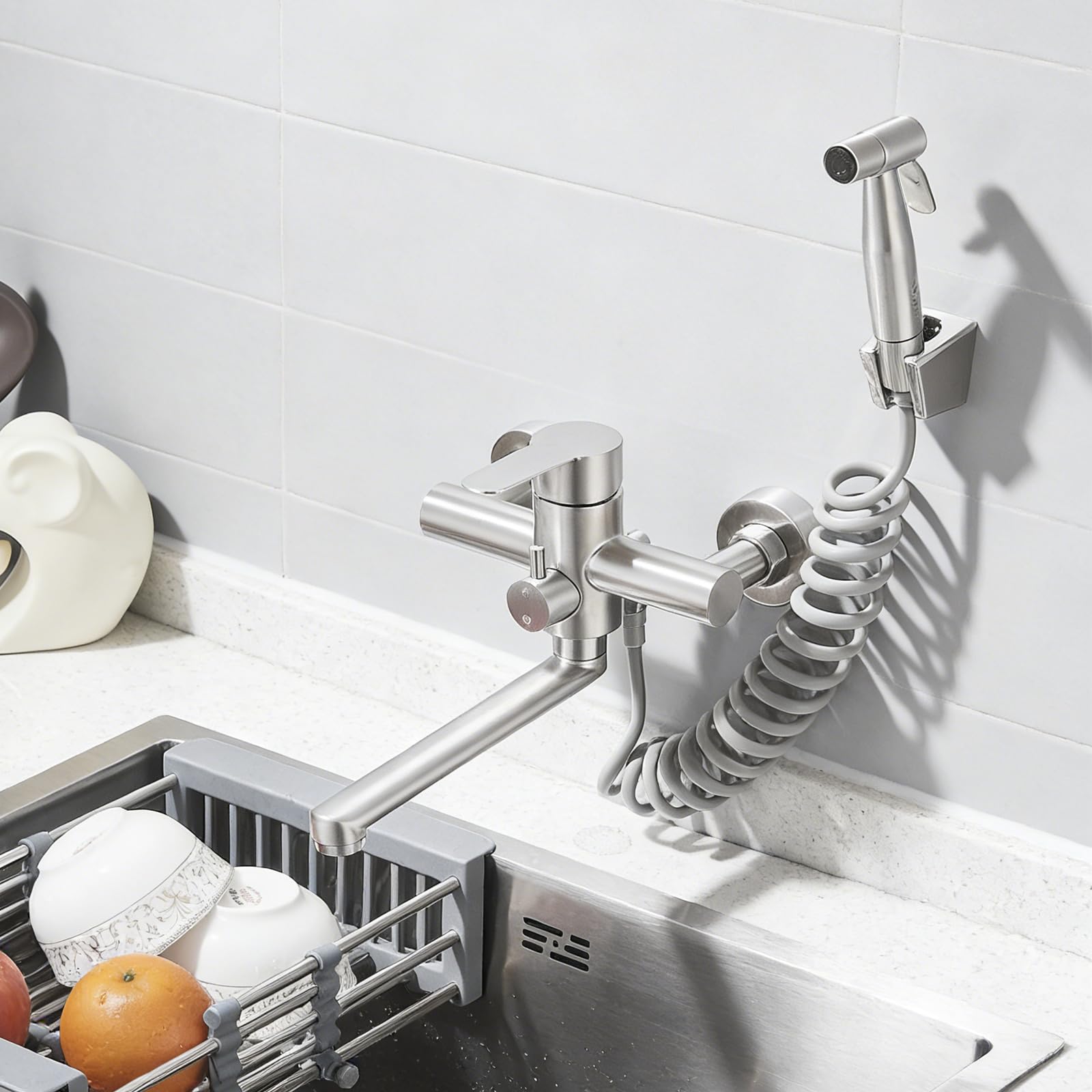 Robinet Mural Cuisine,Mitigeur Cuisine Mural avec Pistolet,Pivotant à 360° Robinet Mélangeur,Tube Rotatif 22cm,Brossée