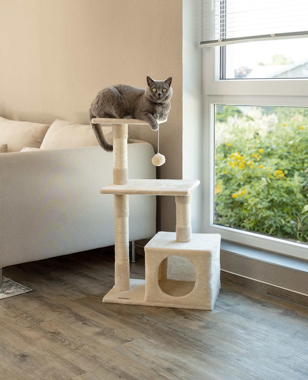 lionto Arbre à Chat avec Niche et Balle en Peluche, Hauteur 85 cm, Arbre à Chat en sisal & Peluche, couchages Confortables & Niche, pour Petits & Grands Chats, Beige