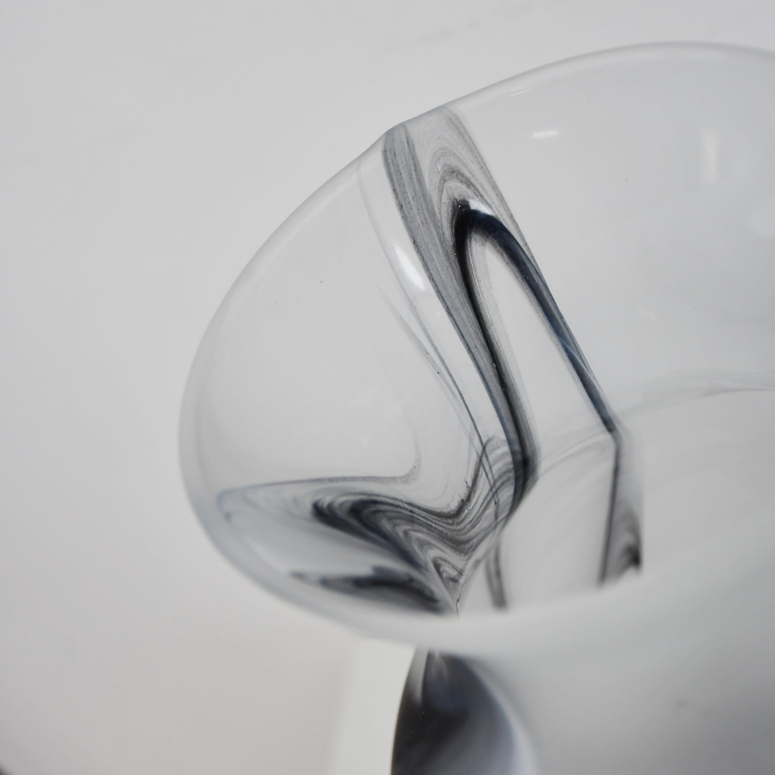 Vaso Anfora in Vetro di Murano Bianco Satinato con Venature Nere by Tammaro Home