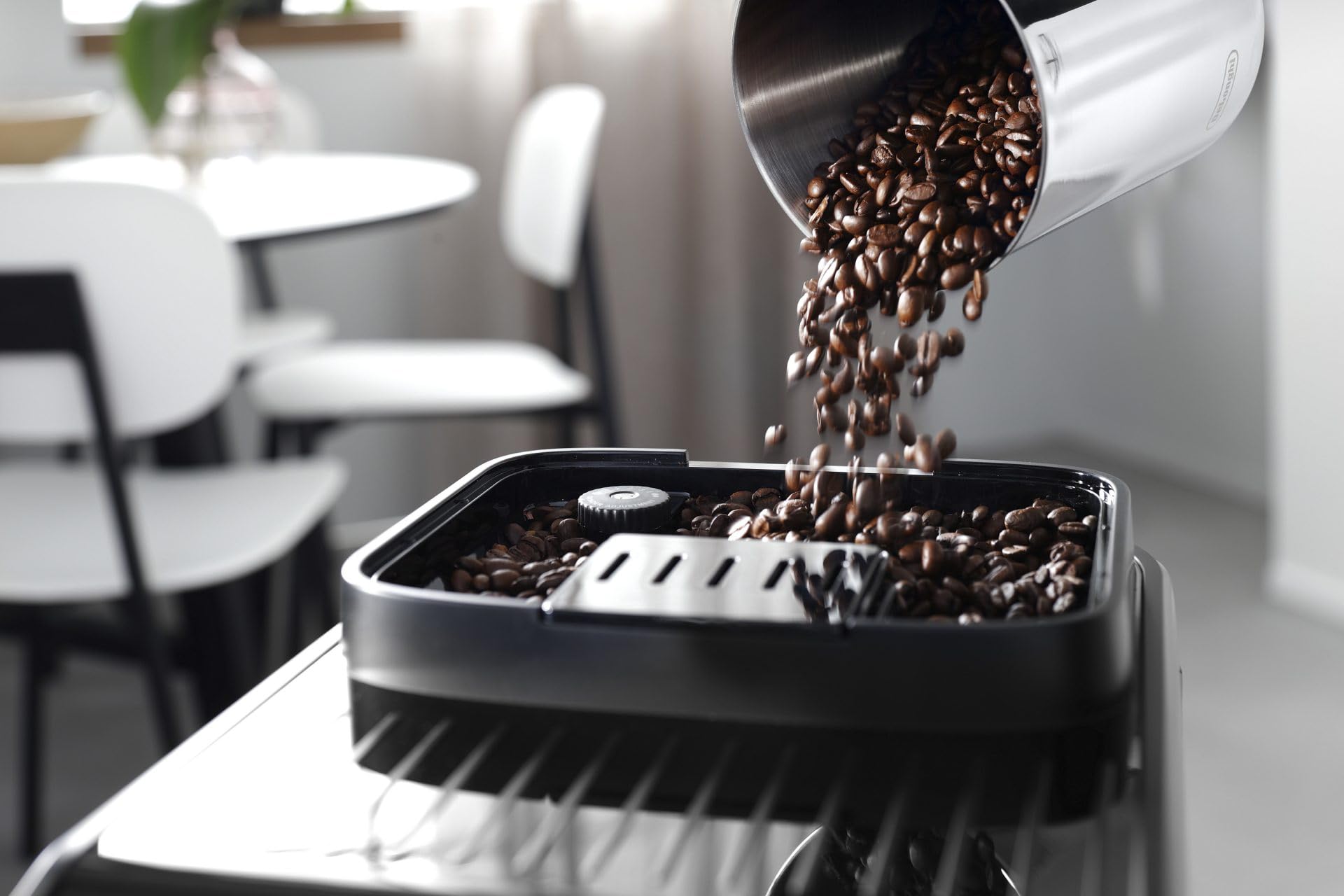 De'Longhi Magnifica EVO ECAM290.21.B, Máquina de Café Automática con Espumador de Leche, Tamaño Compacto, Máquina de Café en Grano, Espumado Manual de Leche, 4 Recetas, Pantalla Táctil a Color, Negra