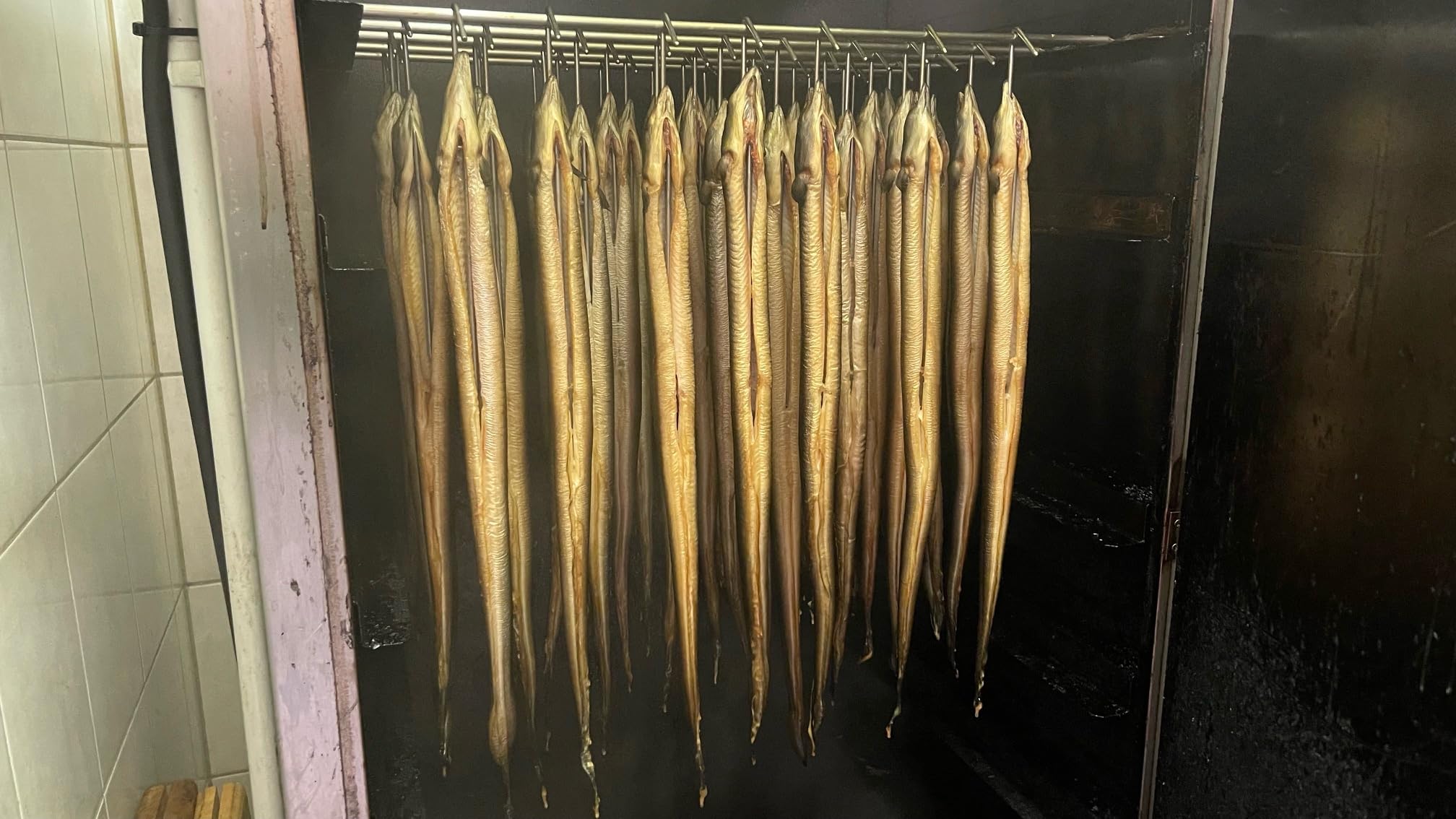 Räucheraal 1Kg frisch geräucherter Aal, frisch Zubereitet Verzehrfertig ganzer Fisch