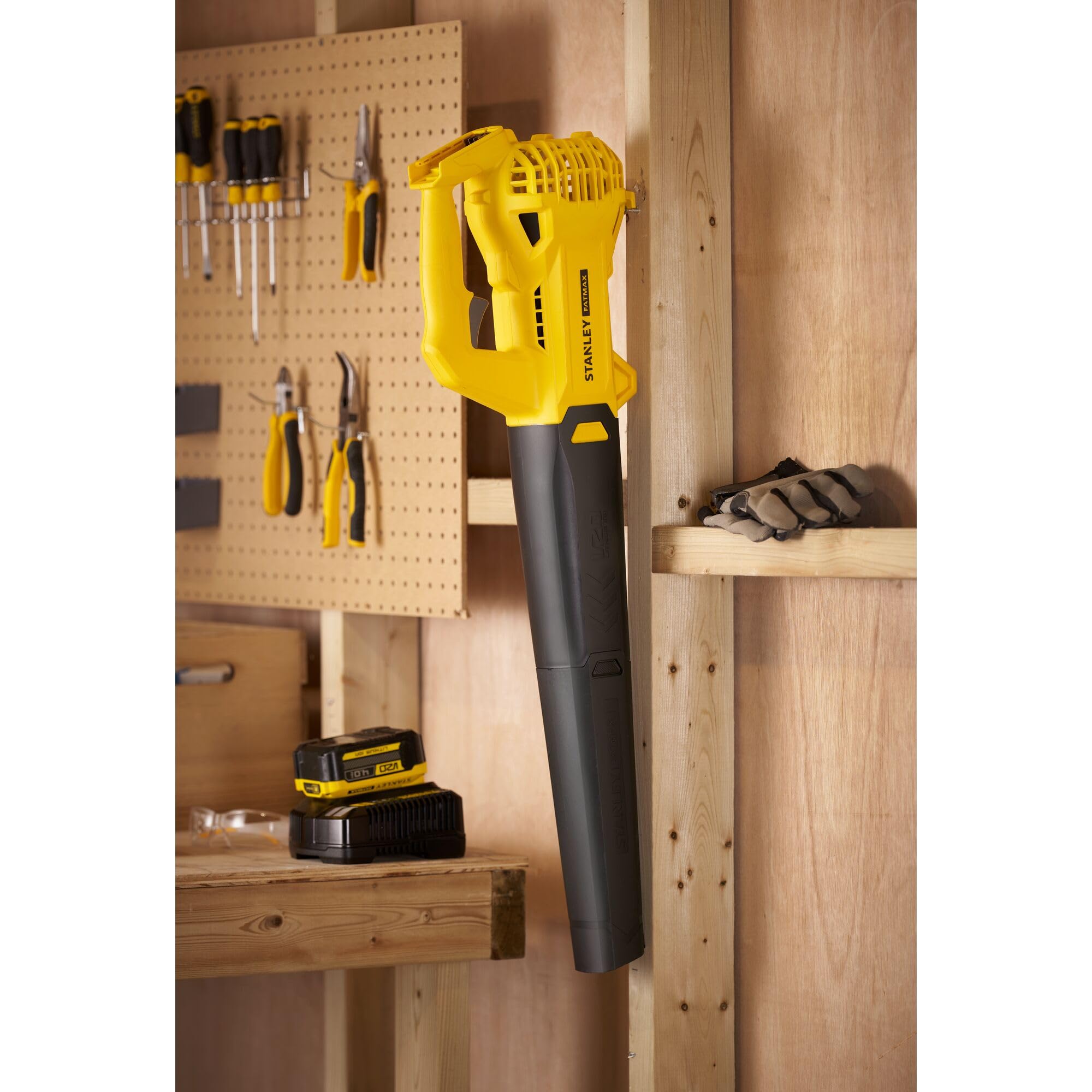 STANLEY FATMAX Souffleur sans Fil STANLEY FATMAX V20, Distance de dégagement de 3 m, unité Nue, SFMCBL714B-XJ