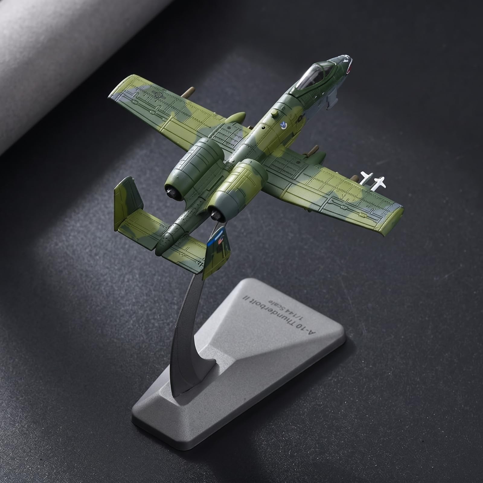 Modello Aereo a 10a in Metallo con Supporto in 1 100 Jet d'Attacco Modello da Collezione Dettagli di Superficie Adatto per Esposizione su Tavolo Libreria Postazione Lavoro