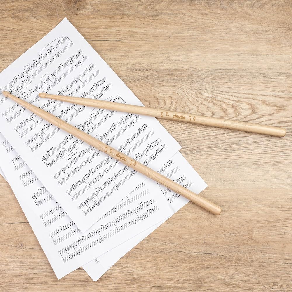Wanapix| Baguette Batterie Personnalisée avec Nom | Batteries et Percussions | Batterie Musique | Bois de Noyer Gravé | 5A - 40,5 cm x 1,4ø cm | Musicien