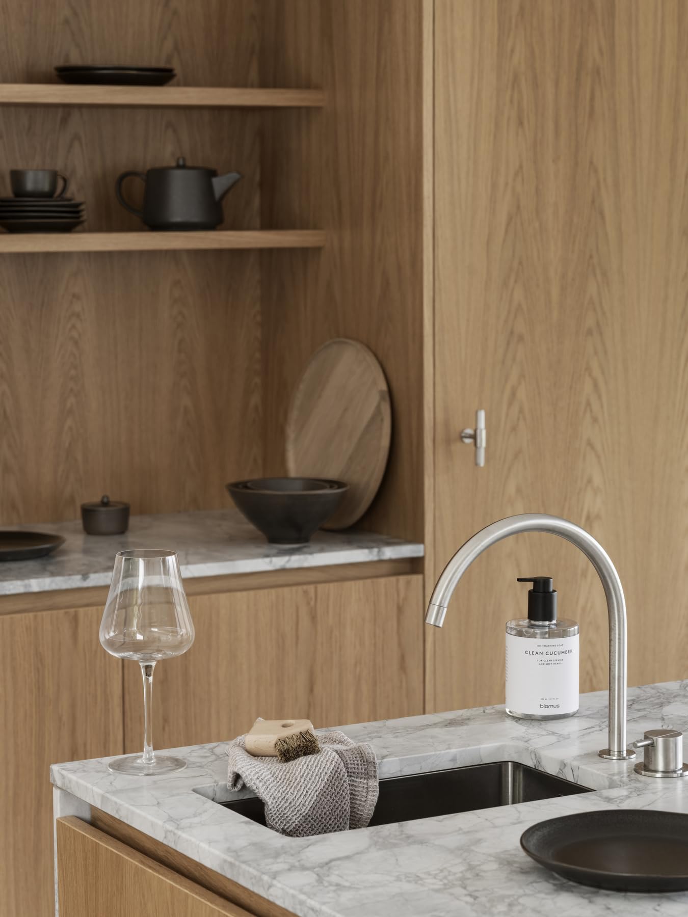 blomus Serviertablett -OKU- | Dekotablett rund aus FSC zertifiziertem Eichenholz | Farbe Oak | Ø34 x 2H cm | Größe M