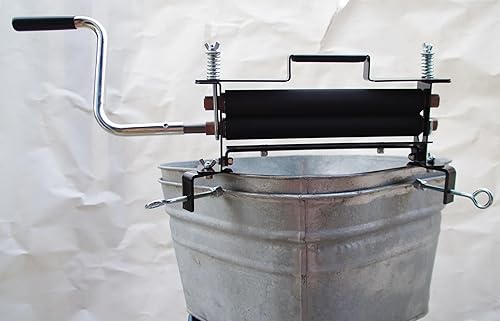 Miniatura 6 de The Great American Wringer Co - Modelo de acero recubierto negro - Hand Wringer - Hecho en Estados Unidos