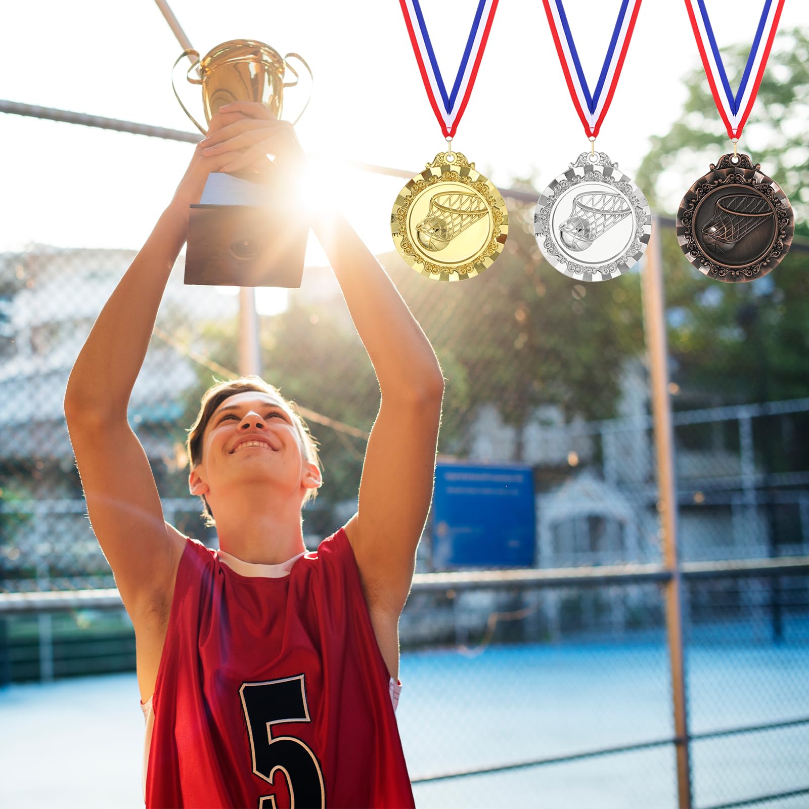 PATIKIL Złote medale koszykarskie 6,6 cm, medale do koszykówki ze wstążką czerwono-białe na gry zawody sportowe