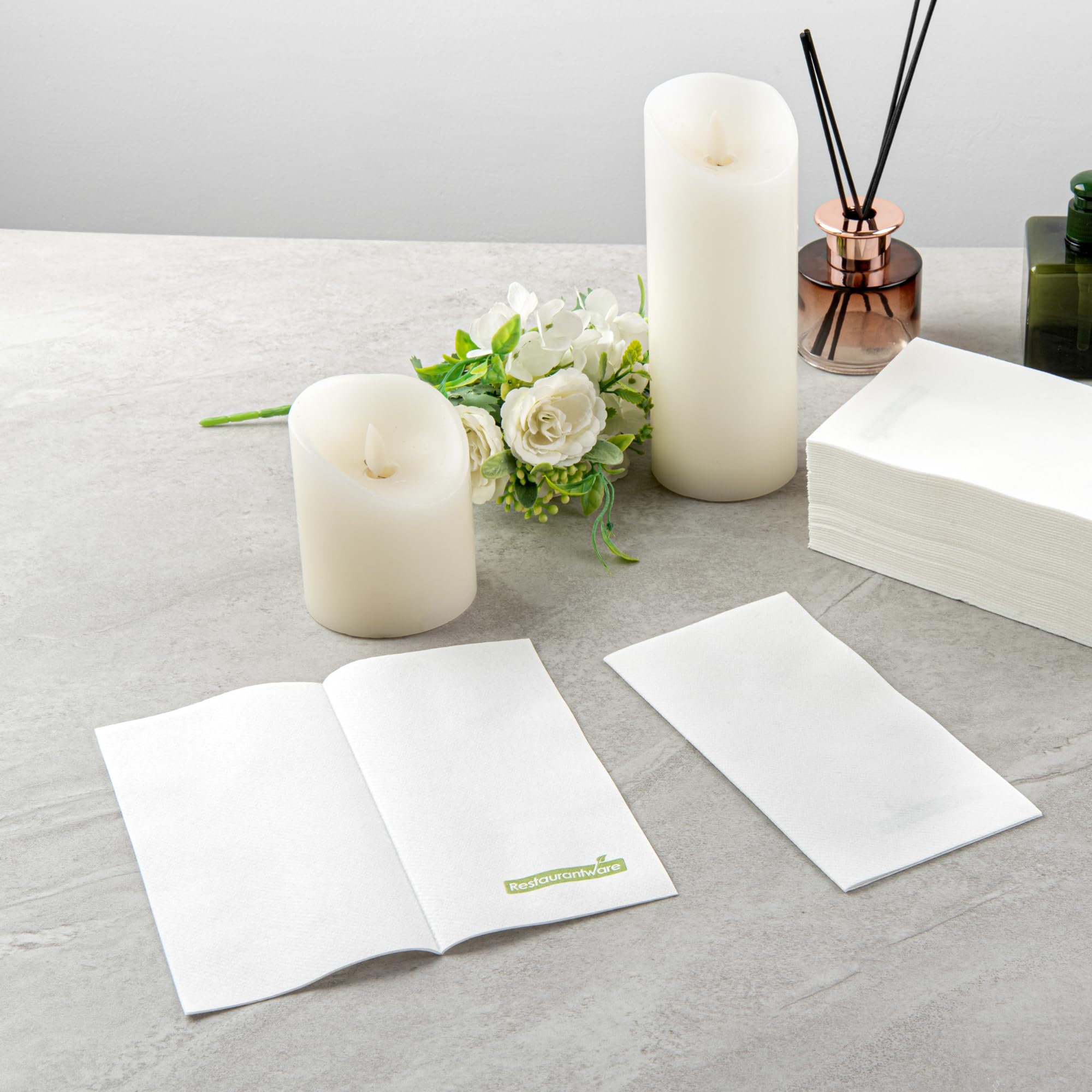 Luxenap - Toallas de invitados con tacto de lino de 15.8 x 7.9 pulgadas, 50 toallas de mano, pliegue de ¼, servilletas de papel blanco, desechables, para baños, cocinas y mesas Restaurantware