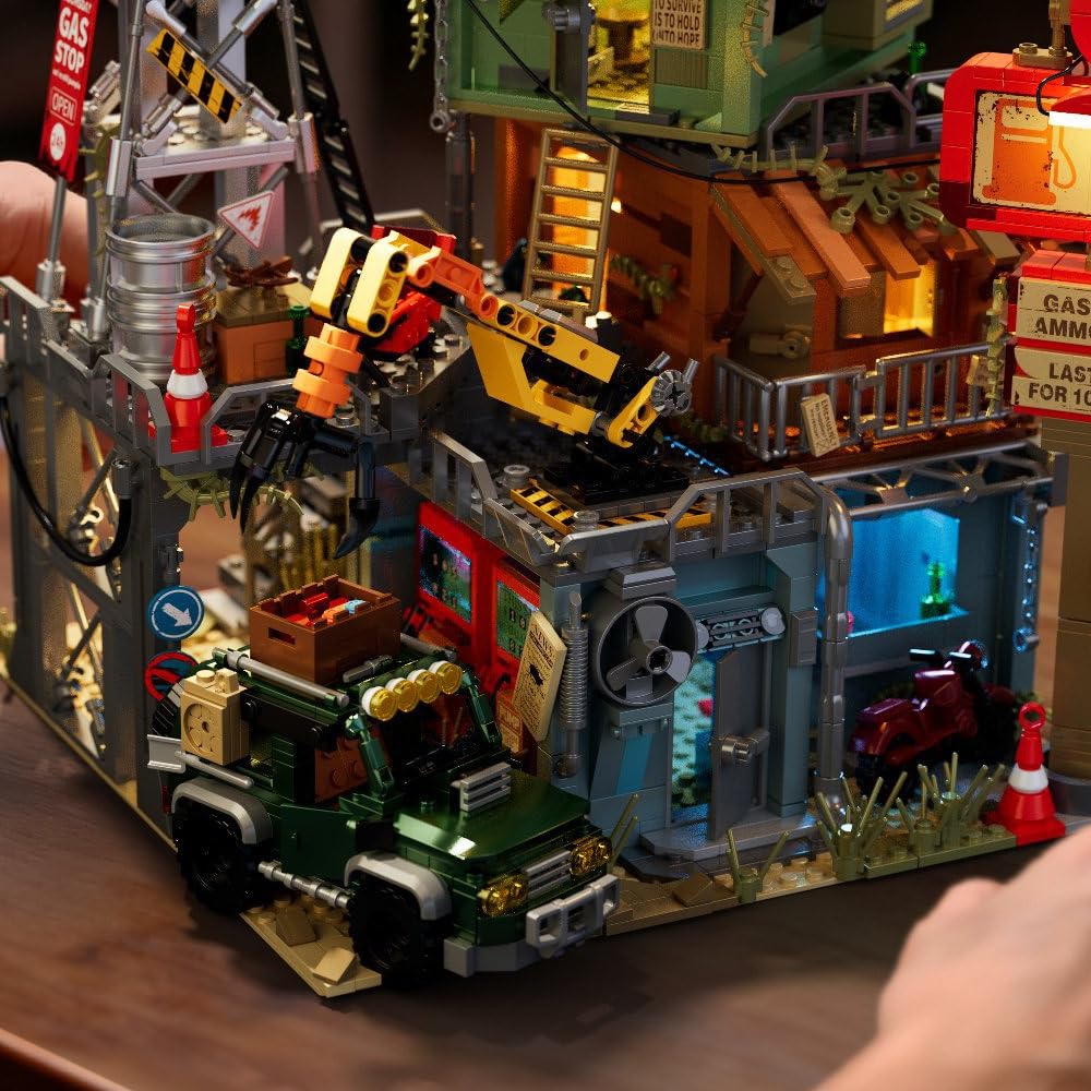 Doomsday Tankstellen-Baustein-Bauspielzeug, Straßenszenen-Serie Kreatives Haus, Dreistöckiges Gebäude mit Elementen wie weggeworfenen Containern und Alten mechanischen Armen.