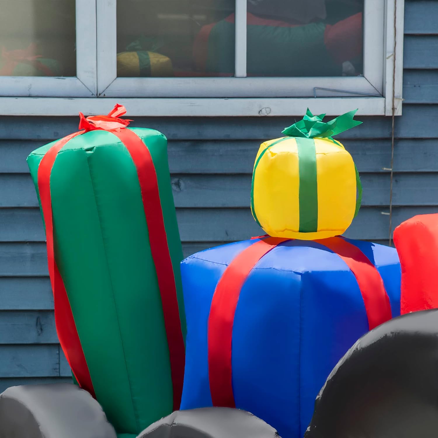 Outsunny 9ft Christmas Inflatables Outdoor Decorations Santa Claus Driving Trailer with Colorful Gift Boxes, Blow-Up LED Yard Christmas Decor for Lawn Garden Party