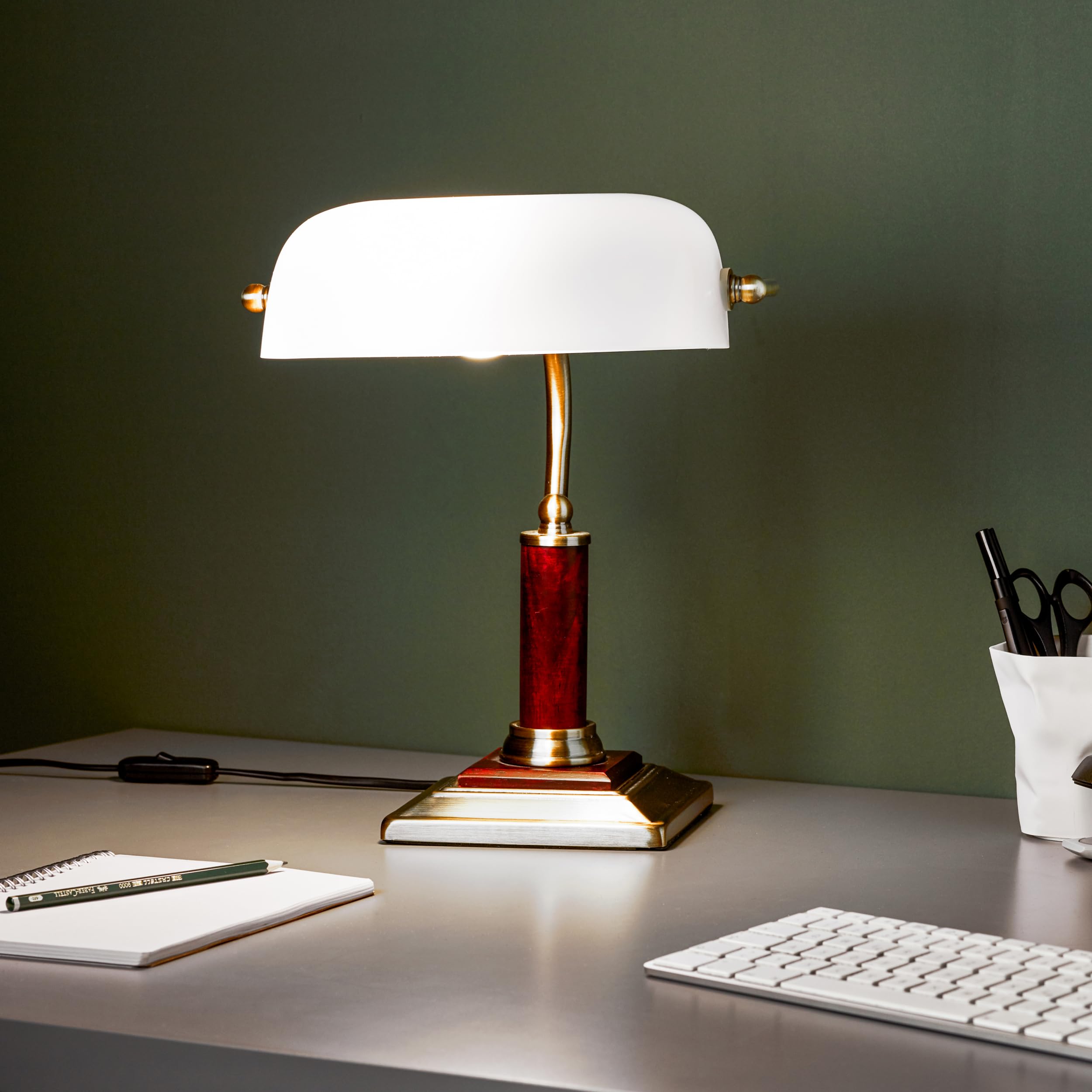 Lightbox Lampada Banker con testa girevole e interruttore a bilanciere | 34 cm di altezza | lampada da tavolo classica con paralume Michglas | in vetro/metallo/legno di quercia in ottone/oro /