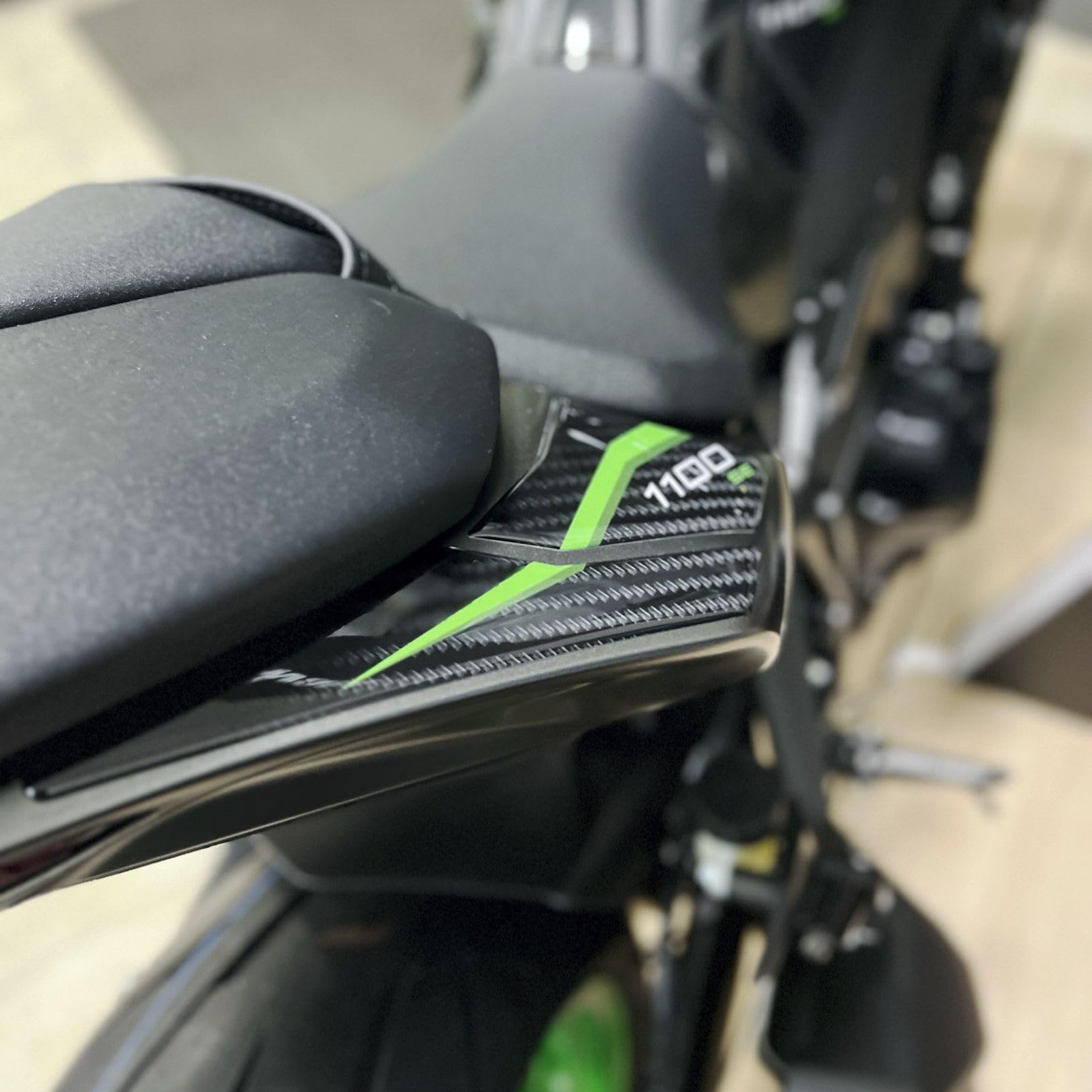 Black Doves Graphics – Adesivo 3D Resinato compatibile con Kawasaki Z1100 SE 2026 (GY1) | Made in Italy (Set Frontale)