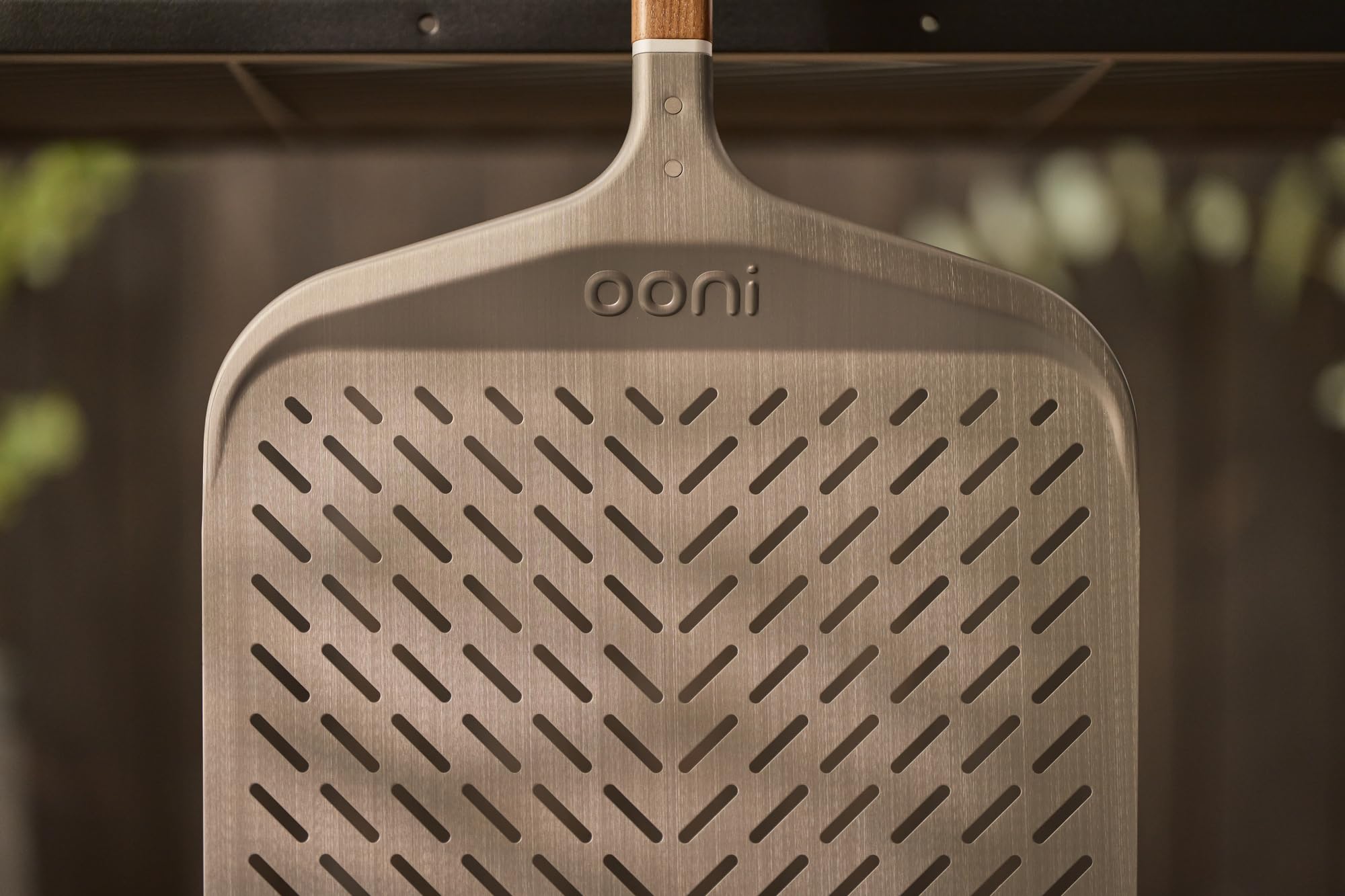 ooni Perforierter Pizzaschieber aus eloxiertem Aluminium, 30,5 cm, mit langem Griff aus Walnussholz, Pizzaschaufel, Pizzaofen-Zubehör, Pizza-Werkzeuge, 30,5 cm