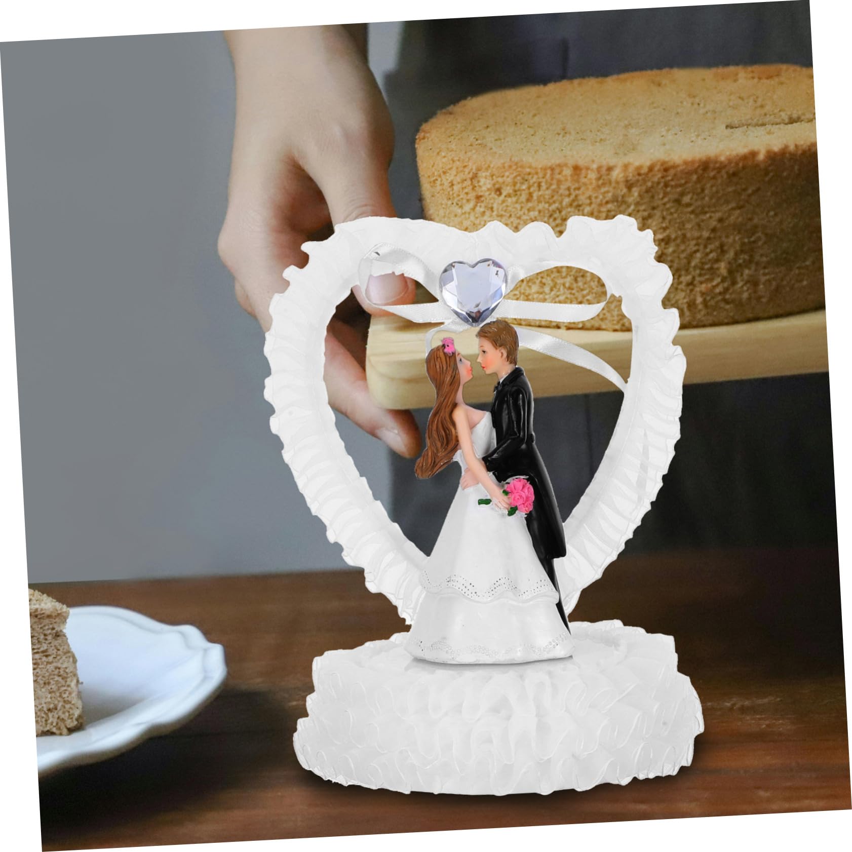 Romantische Braut und Bräutigamfigur aus Kunstharz Weiße Hochzeitsdekoration für Torte und Desserttisch Zart und Tragbar