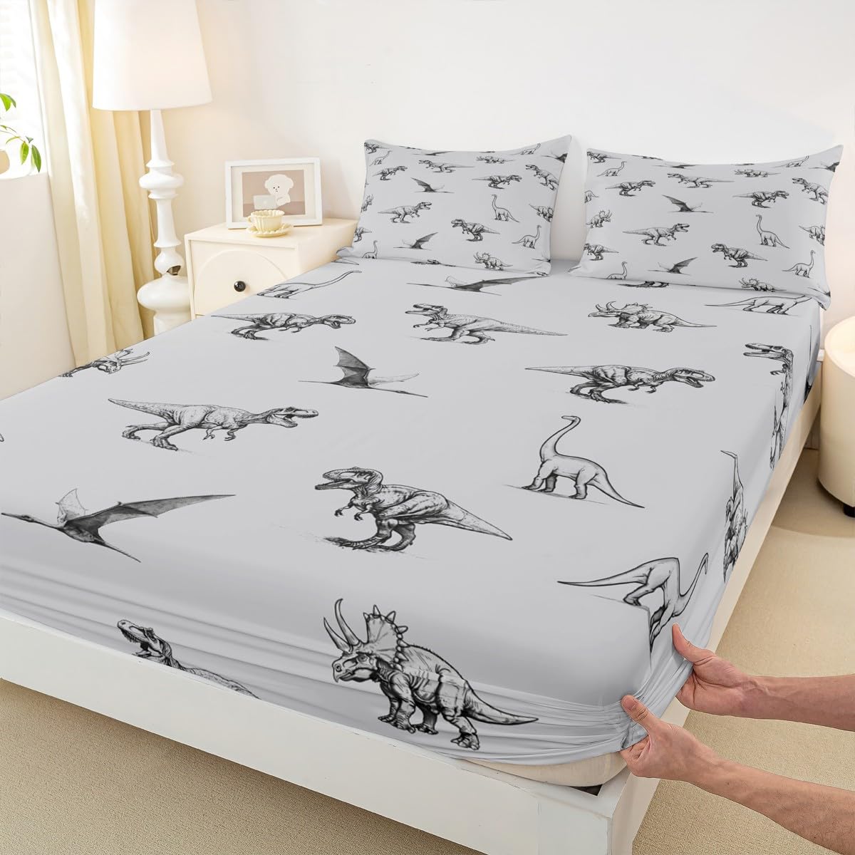Drap-housse dinosaure gris et ses deux taies pour créer un nid douillet de garçon aventurier