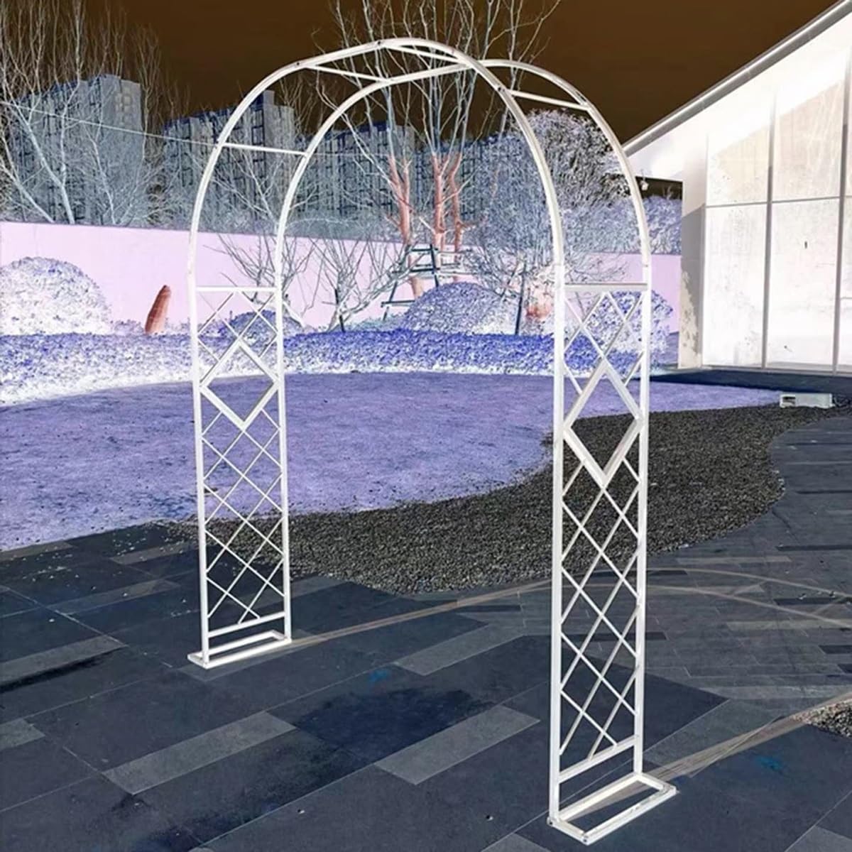 Arco de jardín de metal blanco para crear un romántico paseo de plantas trepadoras en tu porche