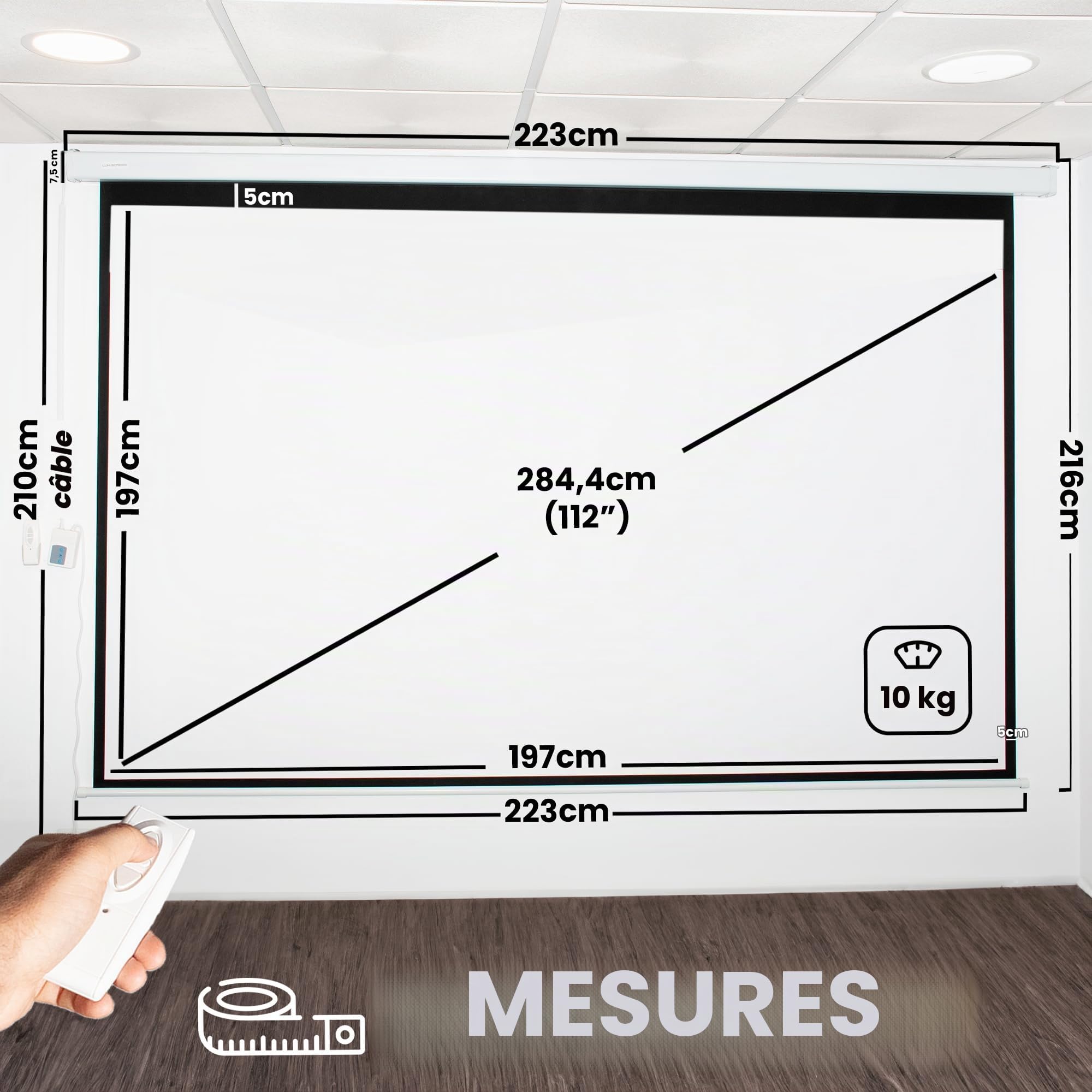 Écran de Projection motorisé Luxscreen de 112 Pouces. Dimensions du Tissu : 1,97 x 1,97 m. Boîtier en Acier de 2,23 m. Tissu Blanc Mat avec Gain de Brillance 1.1. Télécommande Incluse.