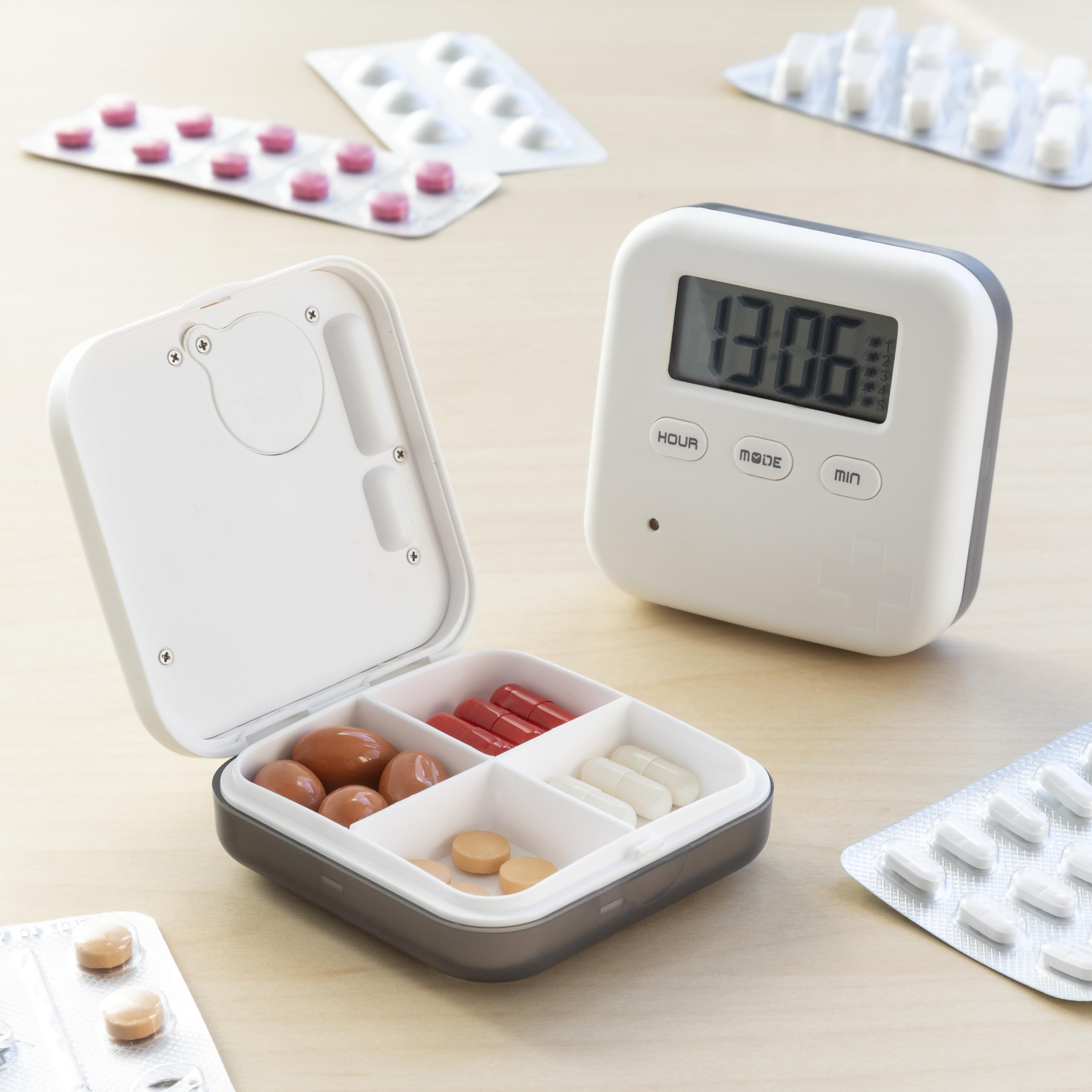 InnovaGoods - Pilulier Électronique Intelligent Pilly, Alarme avec Son et Vibration, 5 Alarmes Journalières, 4 Compartiments, Compact et Portable, Blanc, 6,​5 x 2 x 6,​5 cm