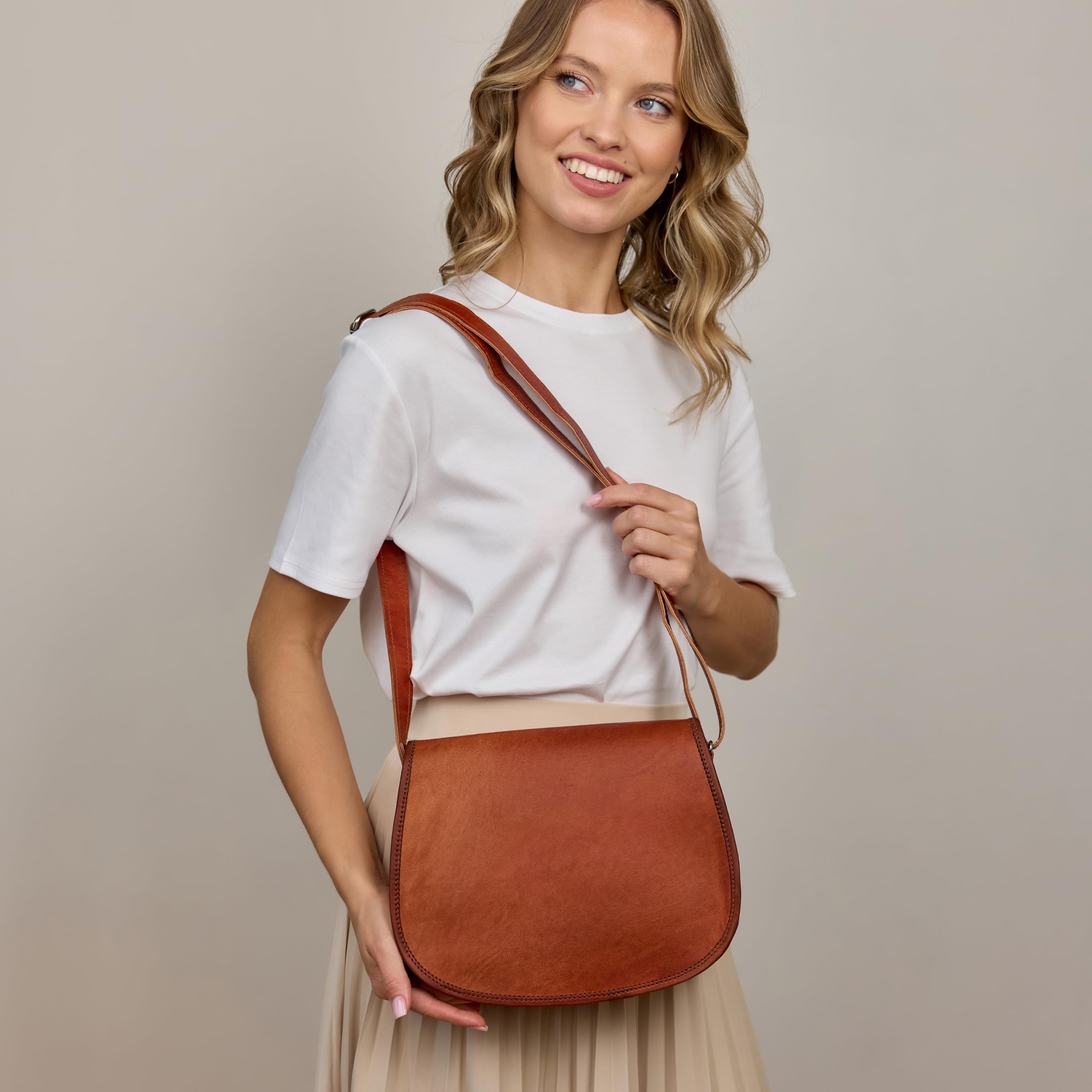 Gusti Leder Umhängetasche – Holly Damen Handtasche aus echtem Ziegenleder in Braun, Vintage-Look, vegetabil gegerbt, Magnetverschluss, passend für 7,9"-Geräte, ideal für Alltag & Freizeit
