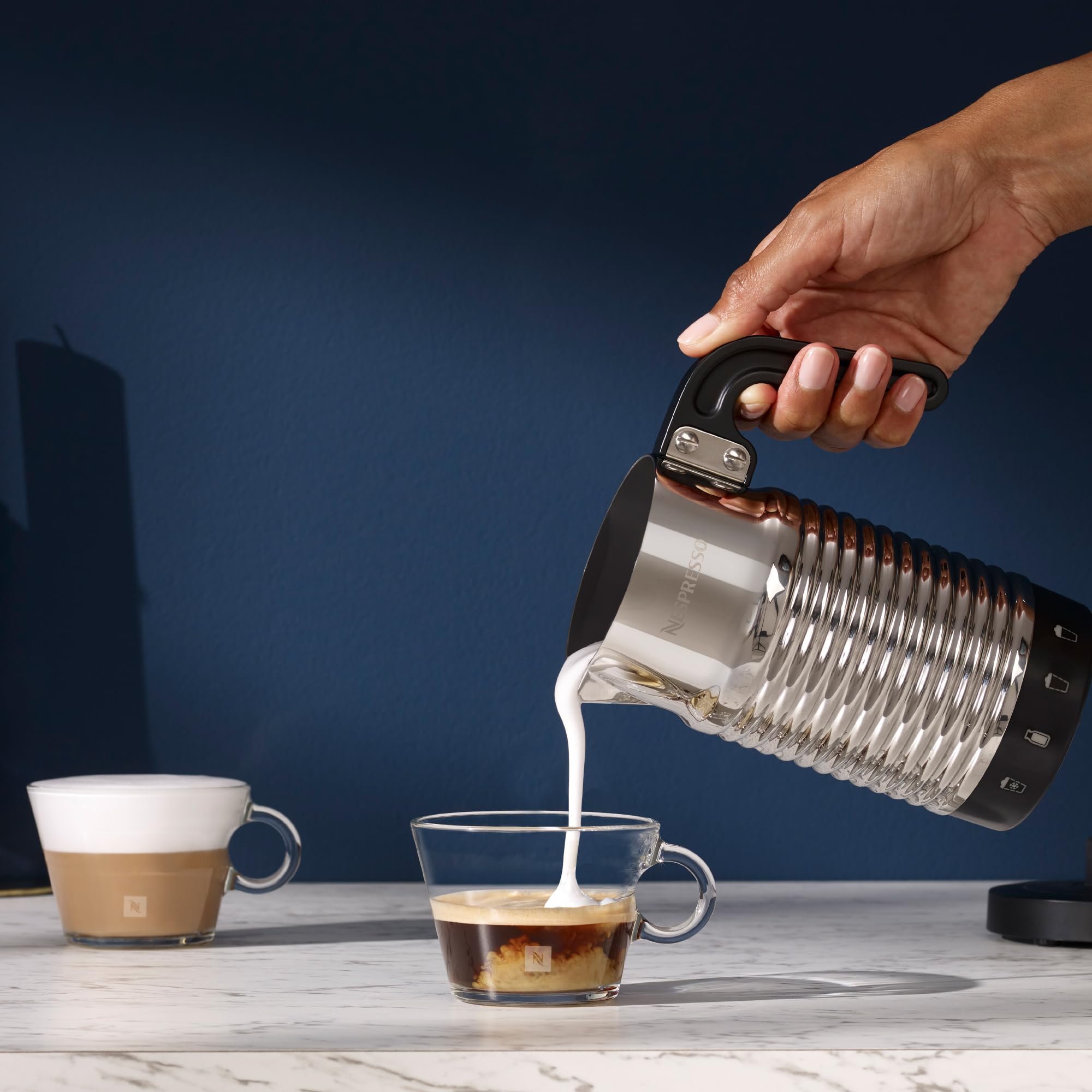 NESPRESSO Aeroccino 4 elektrischer Milchaufschäumer silber | Aufschäumer aus Edelstahl für 120ml cremigen Milchschaum heiß oder kalt & 240ml heiße Milch, spülmaschinenfest