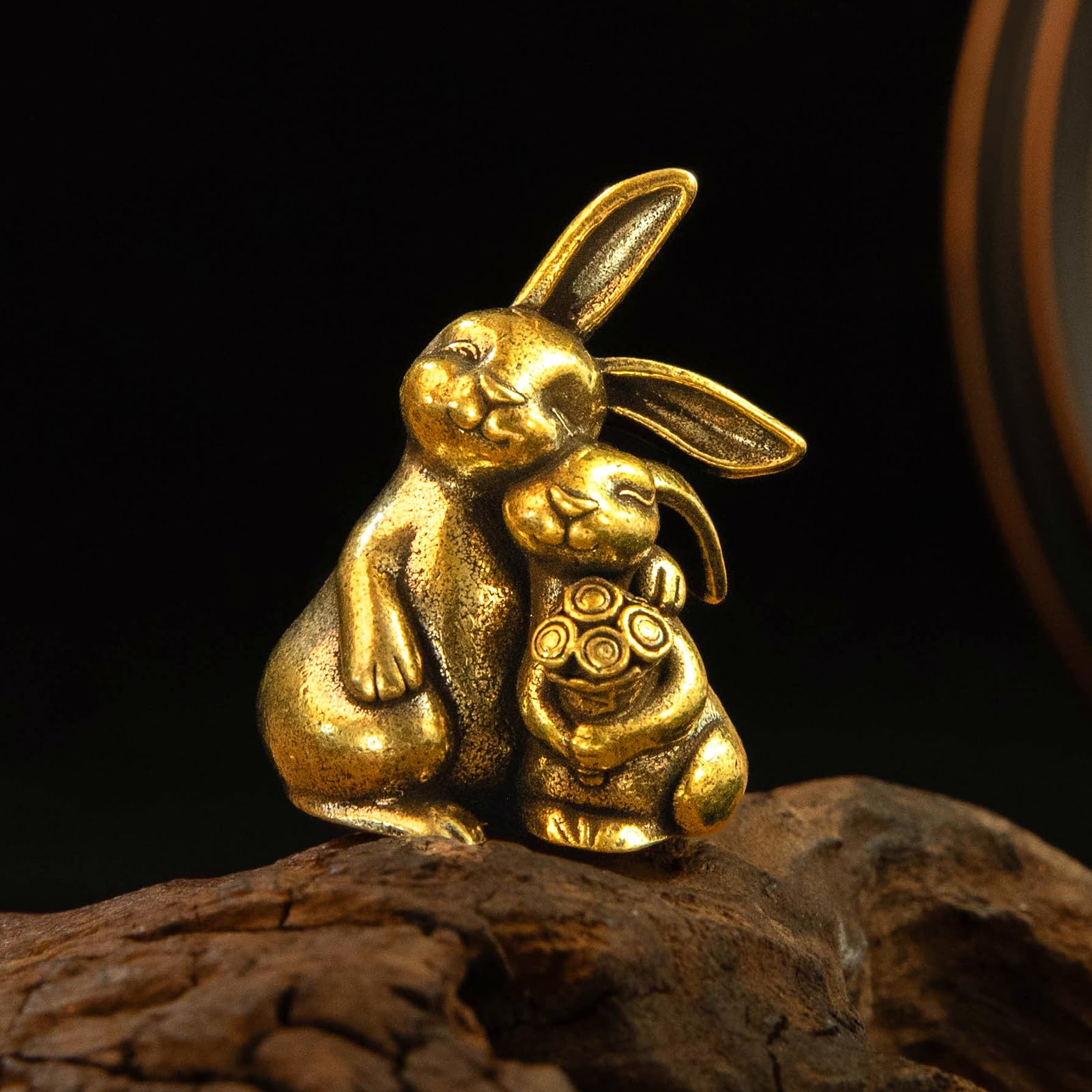 Betr Brsas 100% Solid Brass, Retro Hugging Bunny Desk Decor, Cute Rabbit Couple Figurine with Flowers, Vintage Collectible Animal Sculpture, Romantic Home Decoration, for Couples