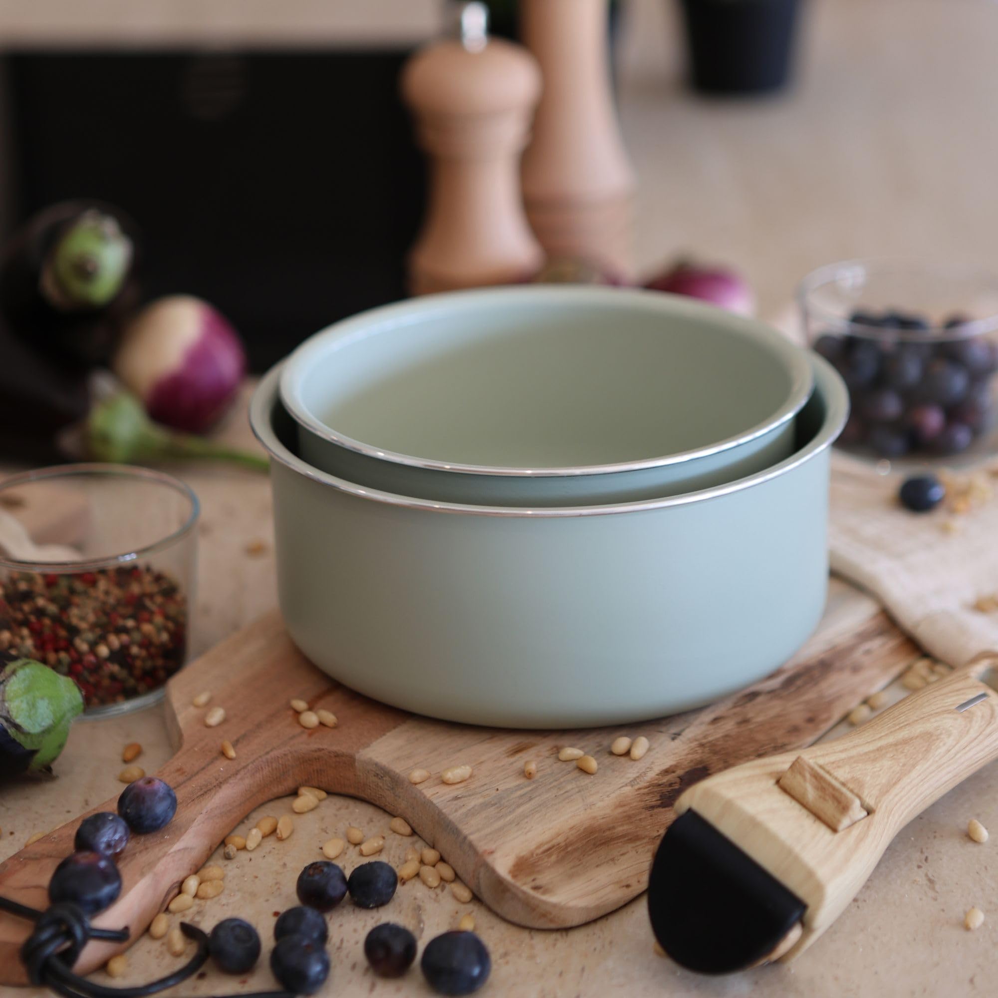 MENASTYL - Lot de 2 Casseroles Amovibles Empilables 16 et 18 cm - Tous Feux Dont Induction - Revêtement Céramique Antiadhésif sans PFAS - Gamme Colorama - Couleur Céladon - 98% Aluminium Recyclé