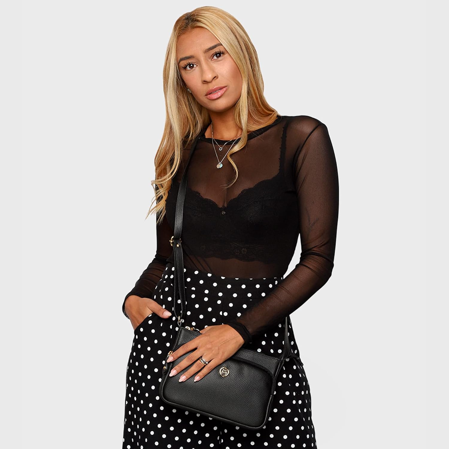 Bolsa Feminina Couro Alça Transversal Mariart Bolso Frontal Zíper Rosalina em promoção! Veja a oferta e mais achadinhos de Bolsas 2 Hoje é o melhor dia para comprar Bolsa Feminina Couro Alça Transversal Mariart Bolso Frontal Zíper Rosalina com aquele preço maroto! Promoção! Aproveite a oferta! 2