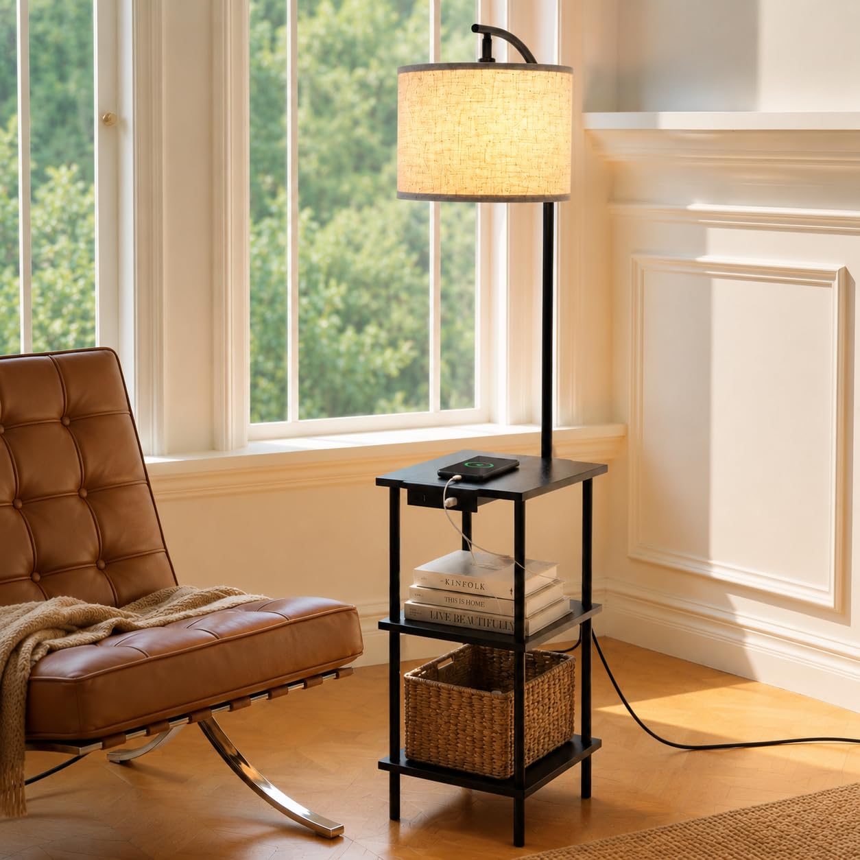 Lampada da Terra Vintage con Mensole, Piantana in Legno con Tavolino e Stazione di Ricarica, Nocciola Retrò 3 Livelli di Rangement, Testa Orientabile, per Soggiorno, Camera da Letto
