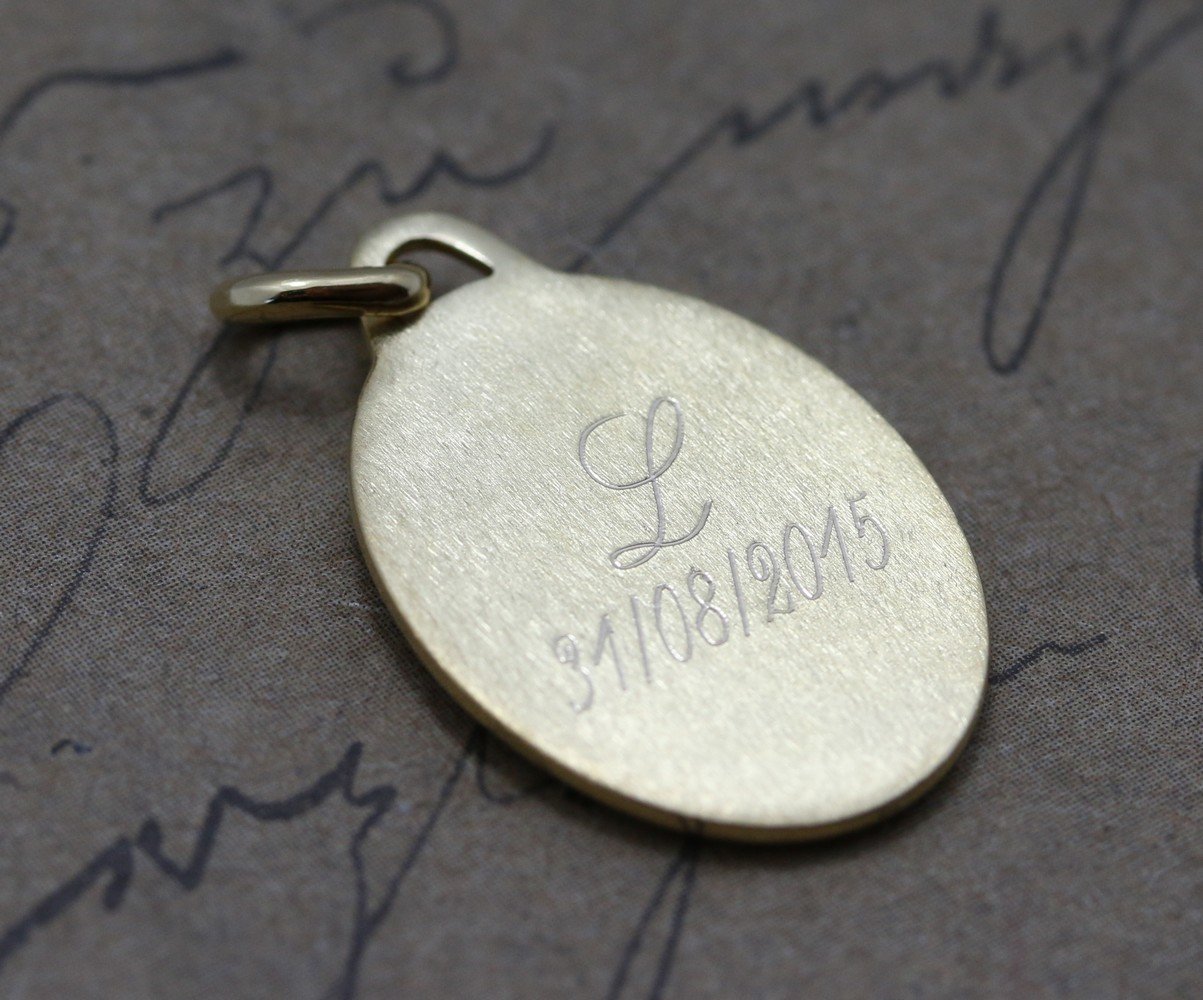 Médaille Ange naissance ou baptême plaqué or ronde avec gravure incluse et chaine de 45cm