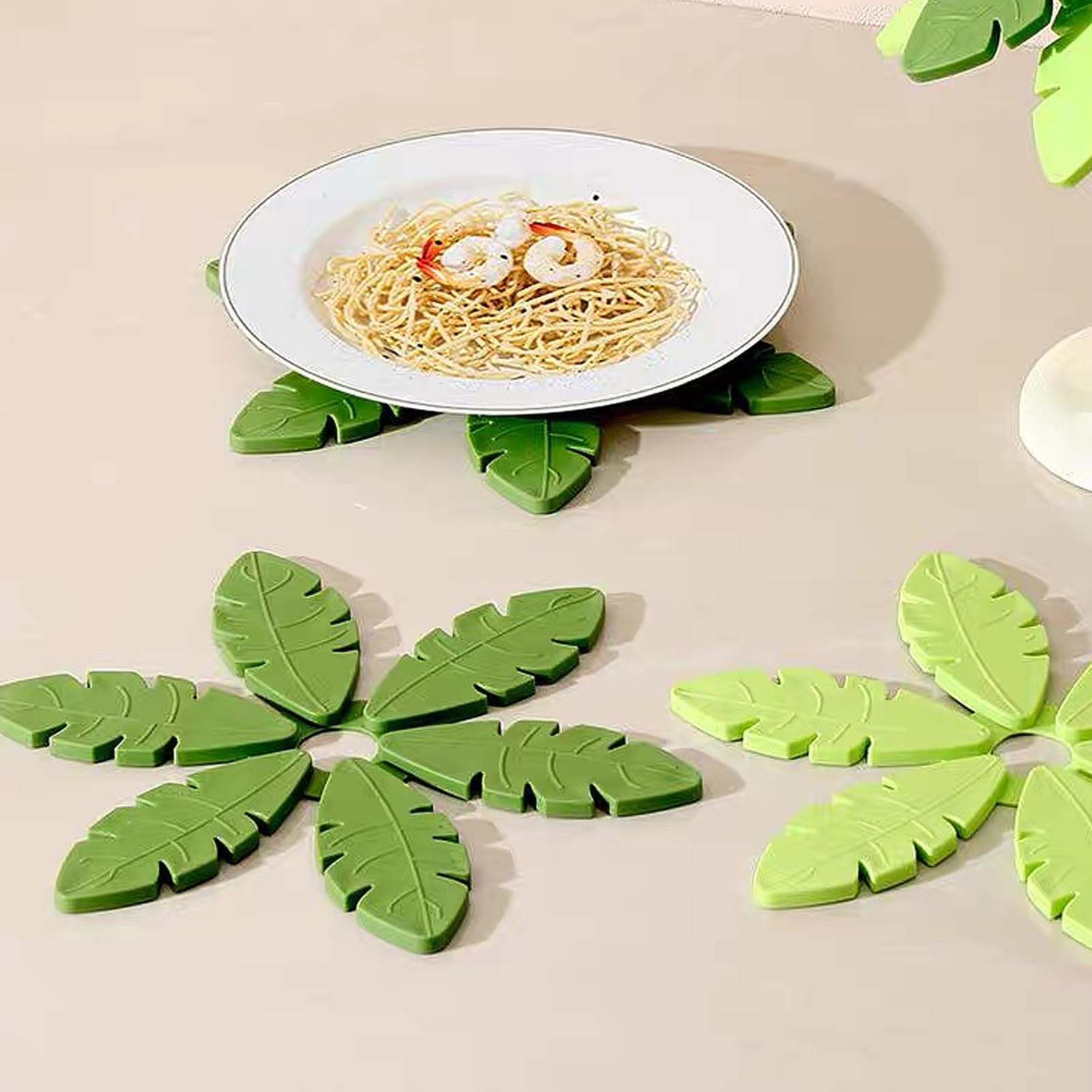 Salvamanteles de silicona para platos calientes y sartenes, resistentes al calor en forma de árbol (juego de 4) sin BPA, antideslizantes, elegante diseño navideño para encimeras y mesas de comedor