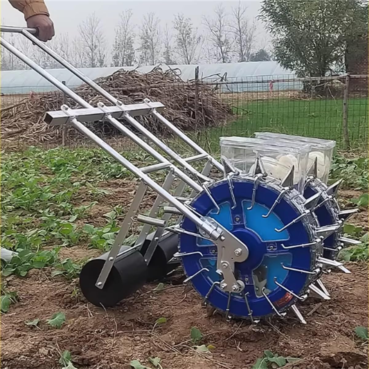 Semoir Manuel à Pousser, semoir en Rangs avec Profondeur de semis et écartement des Rangs réglables, Robuste, idéal pour Les potagers avec maïs, Haricots, Pois(semis précis)(9 Nozzles)